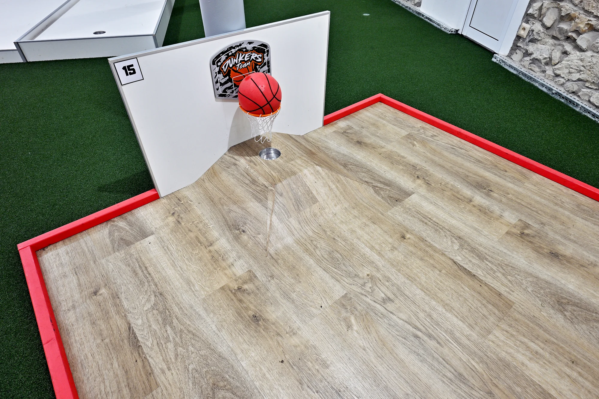 Indoor minigolf na Andělu: 18 jamek a neomezené hraní pro děti i dospělé