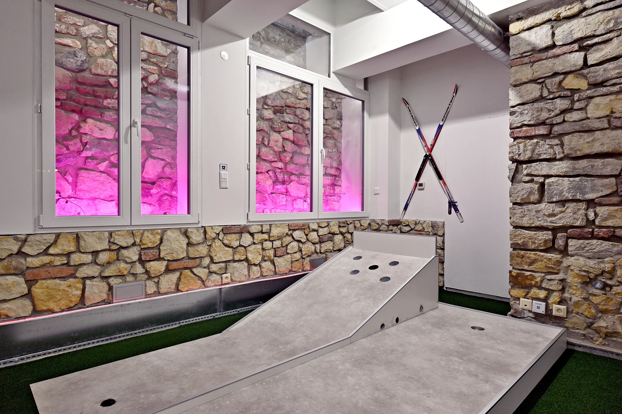 Indoor minigolf na Andělu: 18 jamek a neomezené hraní pro děti i dospělé