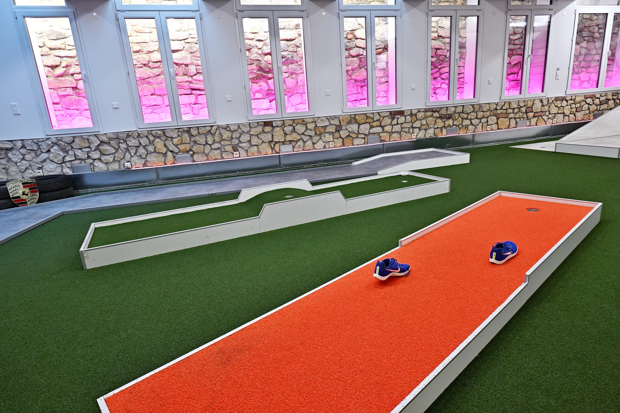 Indoor minigolf na Andělu: 18 jamek a neomezené hraní pro děti i dospělé