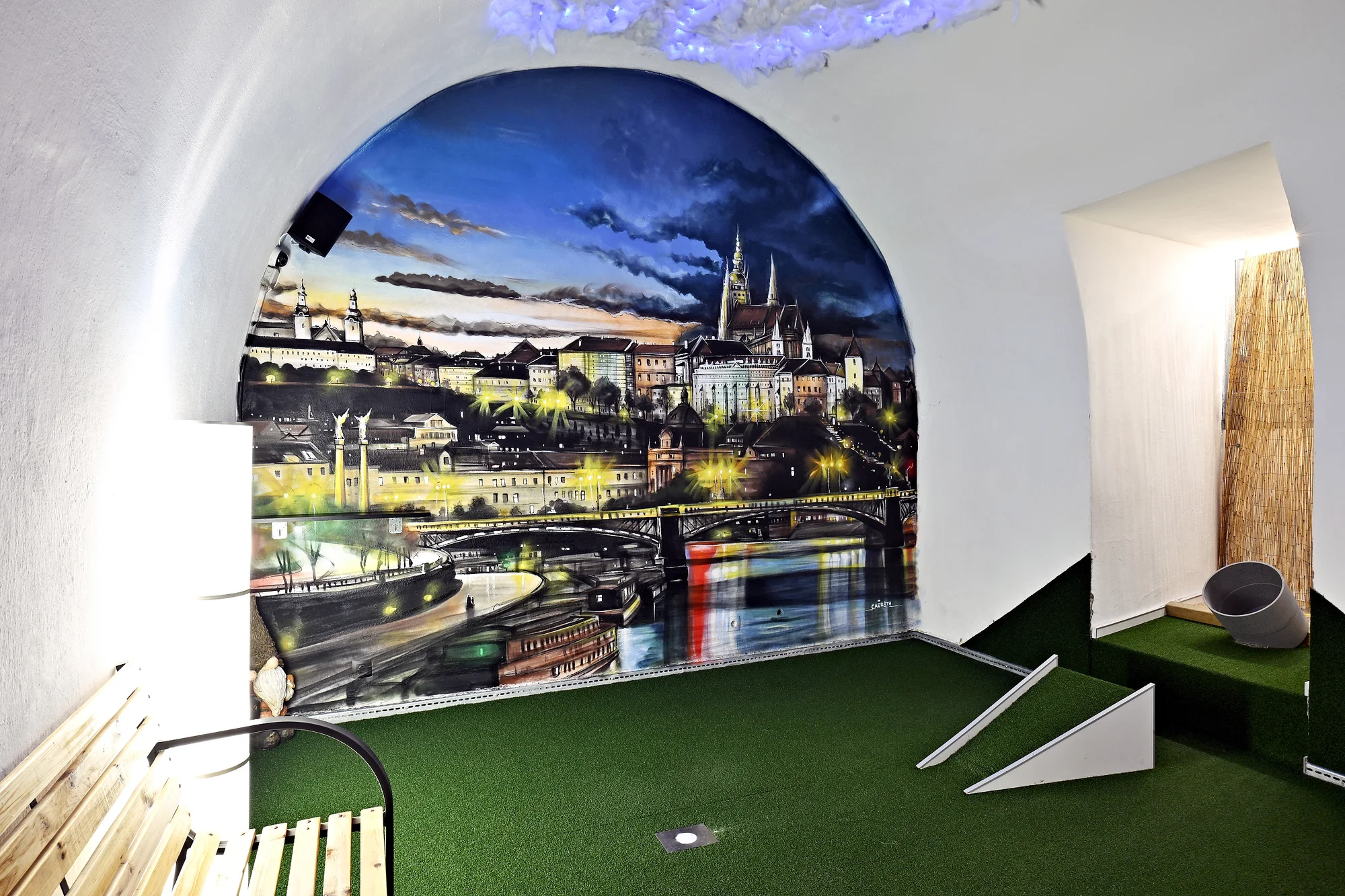 Indoor minigolf na Andělu: 18 jamek a neomezené hraní pro děti i dospělé