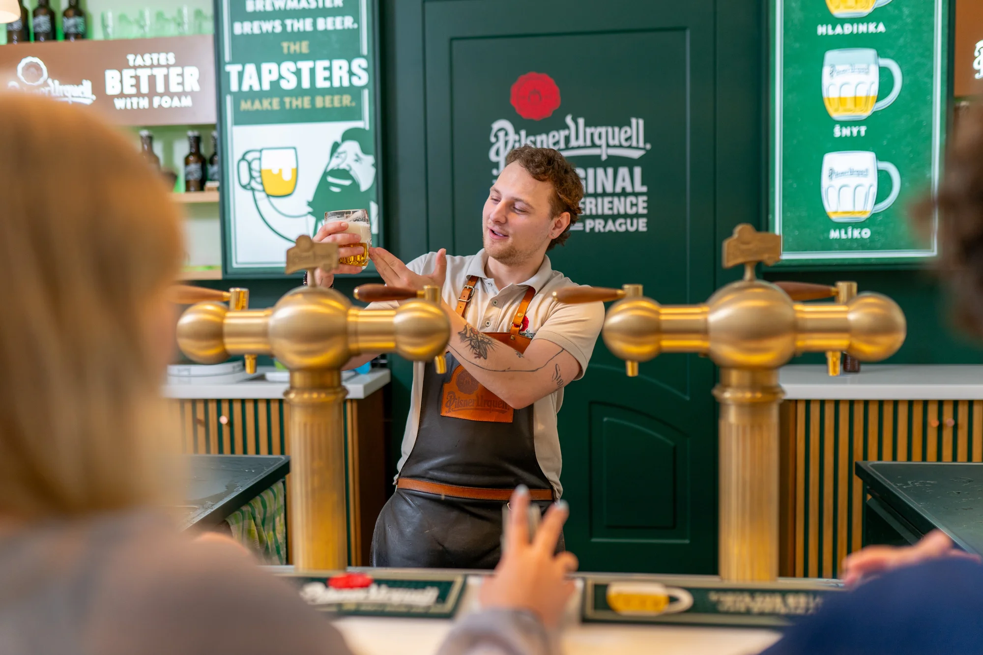 Staňte se mistrem výčepu: škola čepování v Pilsner Urquell Experience v Praze