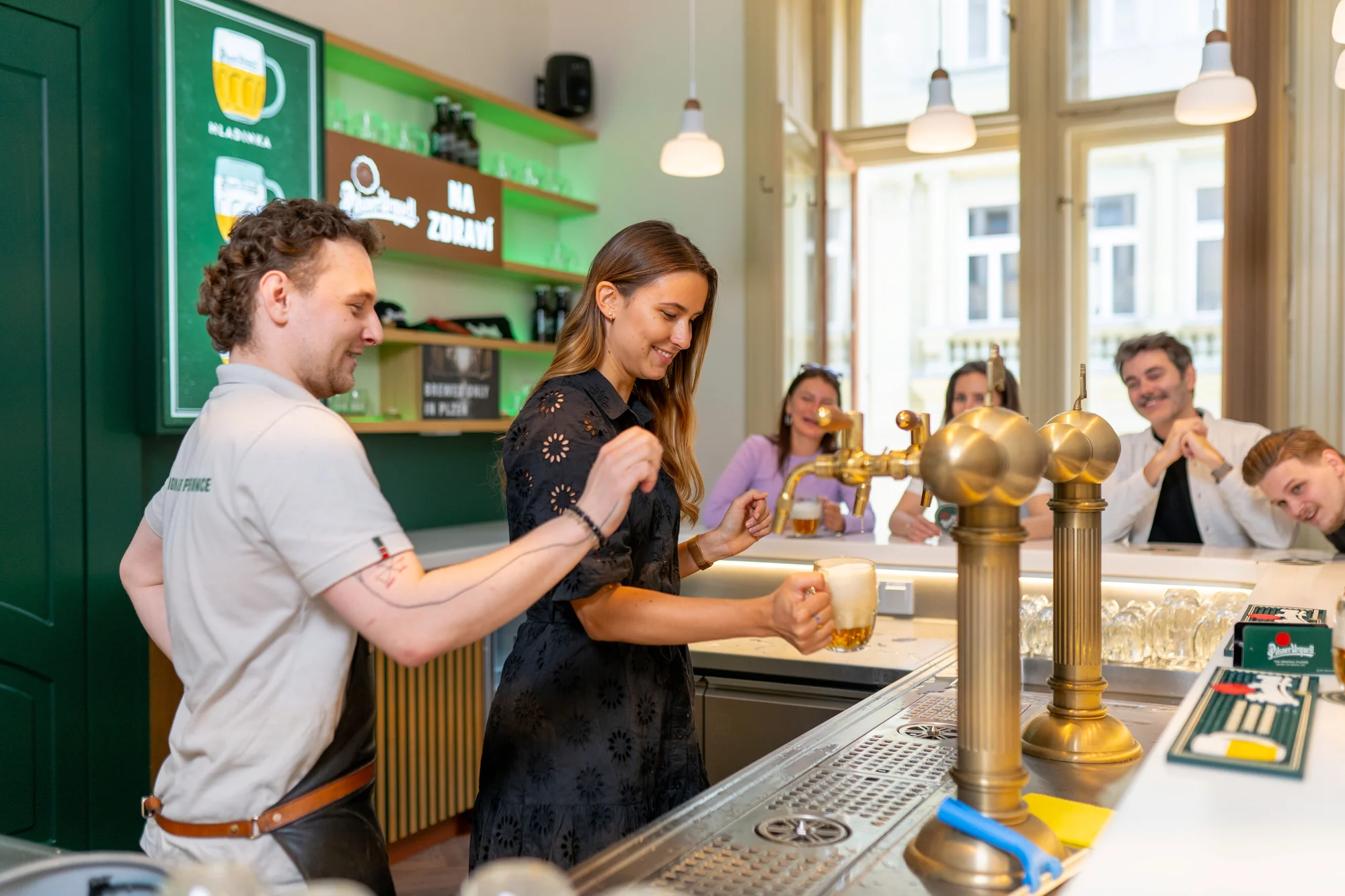 Staňte se mistrem výčepu: škola čepování v Pilsner Urquell Experience v Praze