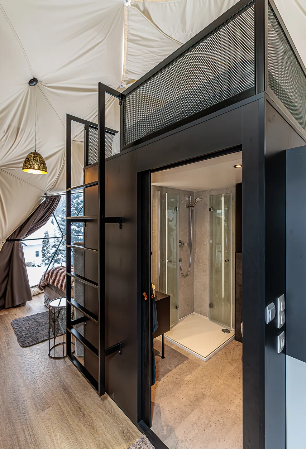 Pobyt ve Špindlerově Mlýně: moderní glampingový stan i privátní infrasauna