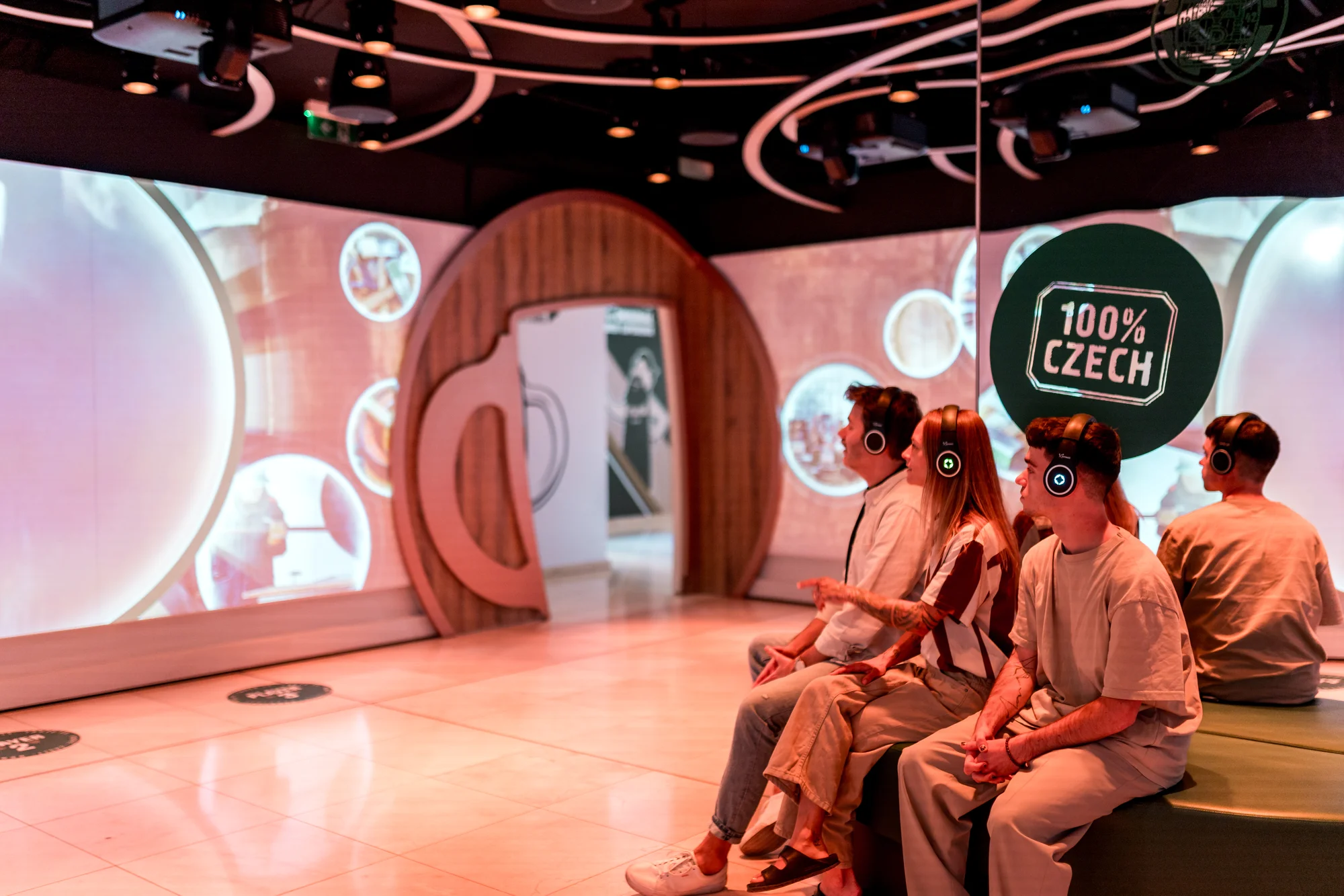 Zažijte příběh piva všemi smysly: interaktivní expozice Pilsner Urquell Experience v Praze
