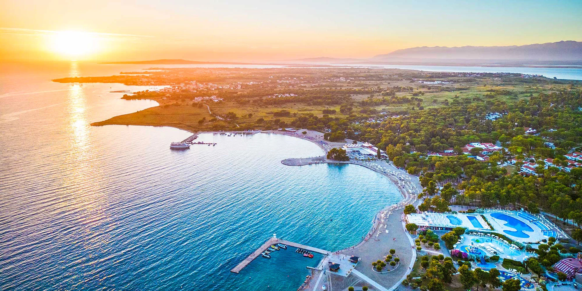 Resort v chorvatském Zatonu: mobilhome až pro 7 os., 400 m na pláž, bazény a zábava, možnost polopenze