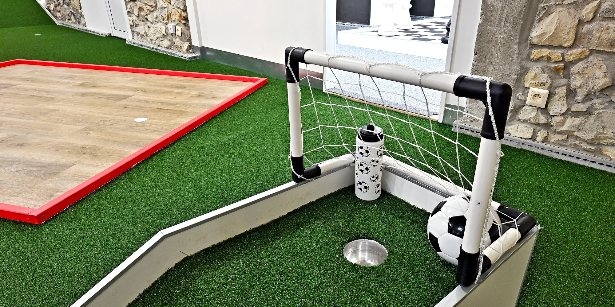 Indoor minigolf na Andělu: 18 jamek a neomezené hraní pro děti i dospělé