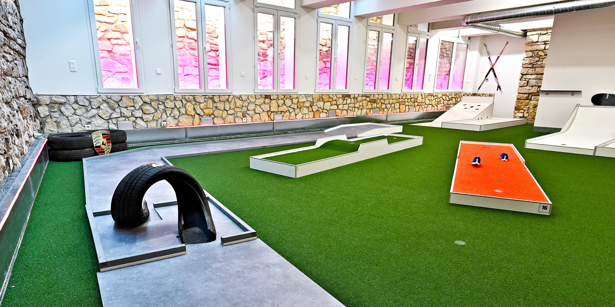 Indoor minigolf na Andělu: 18 jamek a neomezené hraní pro děti i dospělé