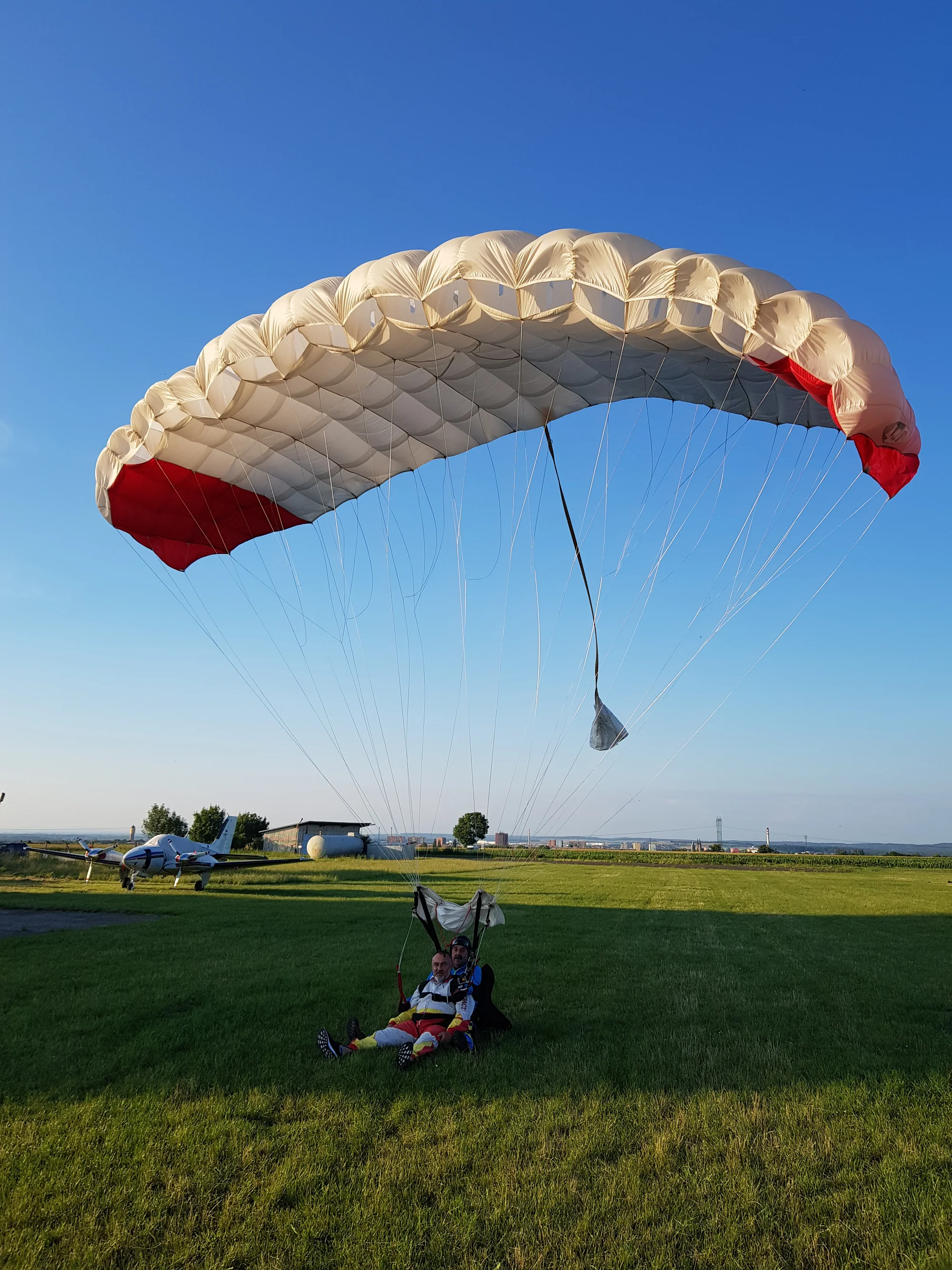 Tandemový seskok s padákem z výšky 3 200 m i vč. videozáznamu
