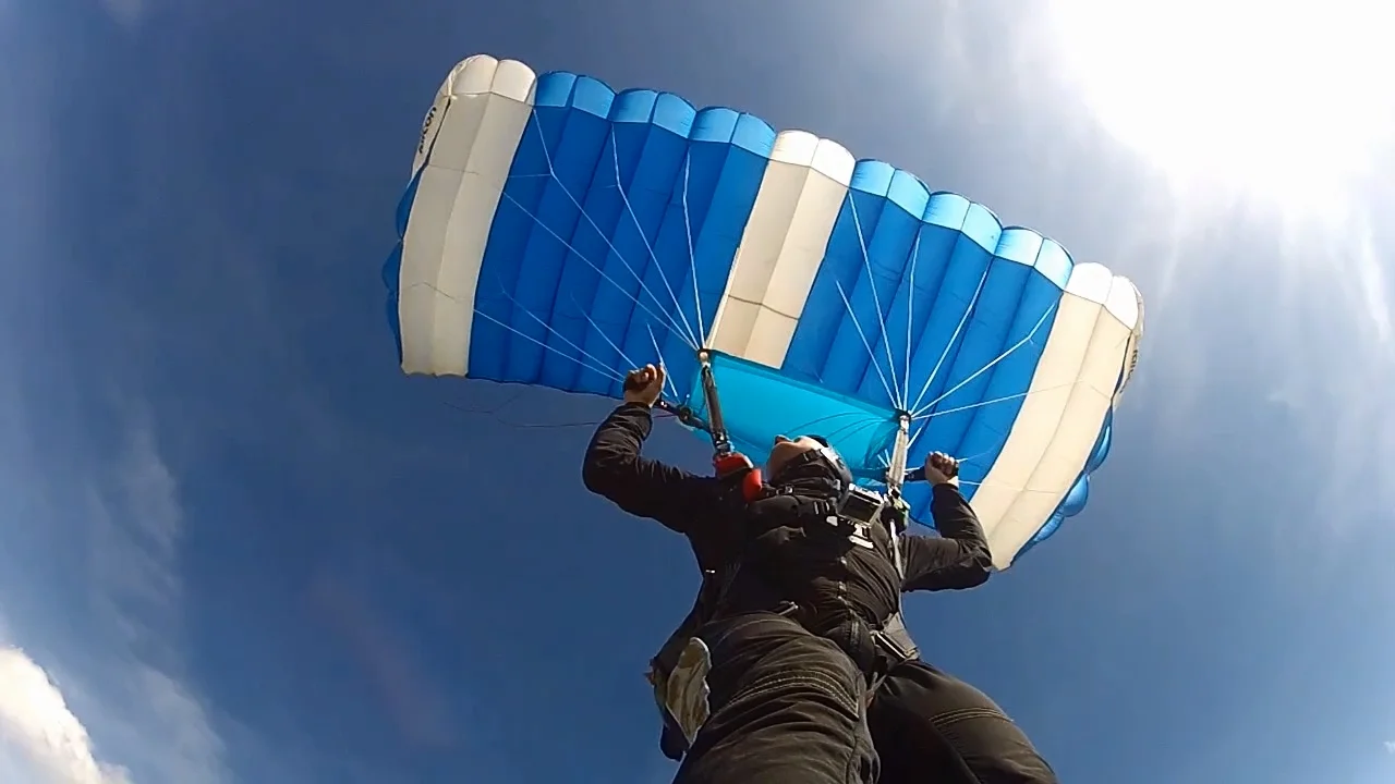 Tandemový seskok s padákem z výšky 3 200 m i vč. videozáznamu