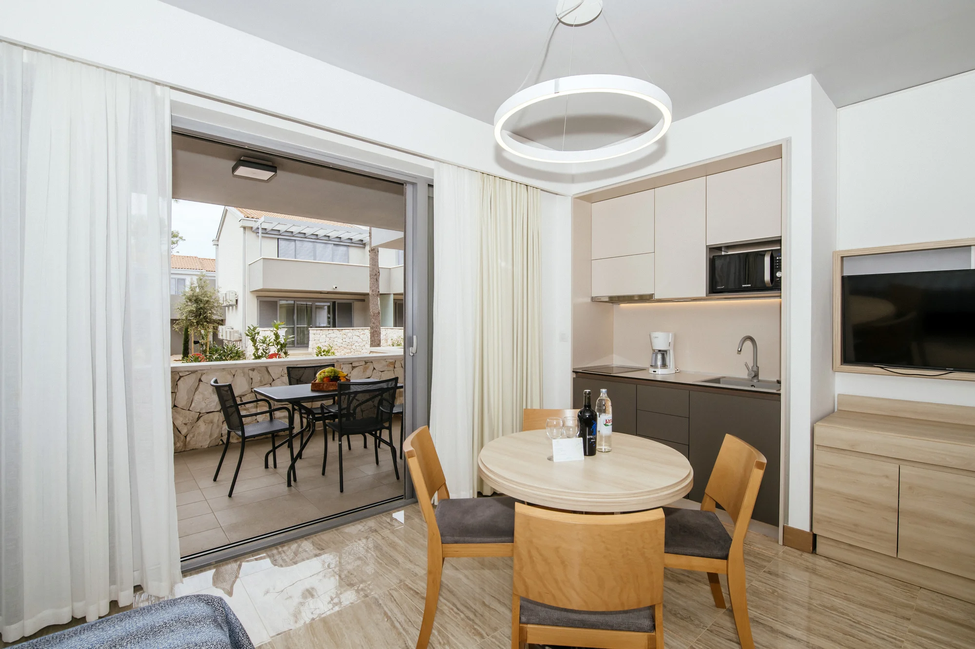 Apartmány v Dalmácii přímo u moře: možnost jídla a obří bazénový komplex