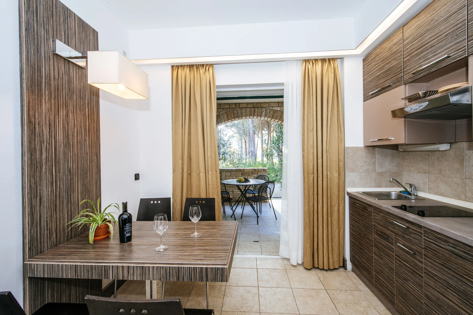 Apartmány v Dalmácii přímo u moře: možnost jídla a obří bazénový komplex