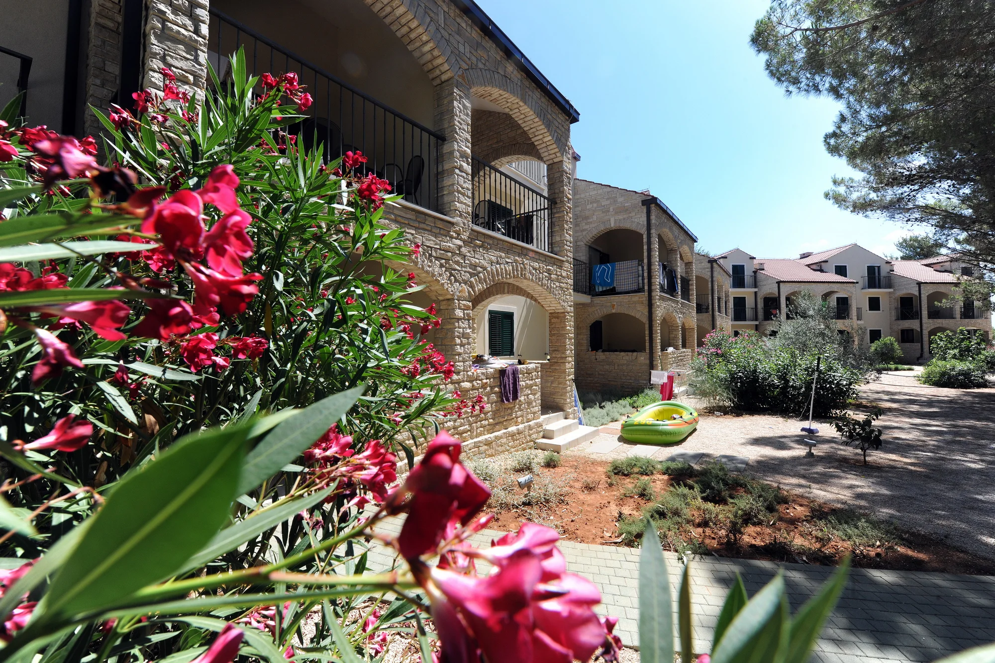 Apartmány v Dalmácii přímo u moře: možnost jídla a obří bazénový komplex