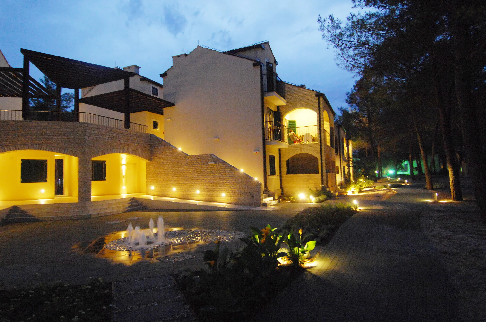 Apartmány v Dalmácii přímo u moře: možnost jídla a obří bazénový komplex