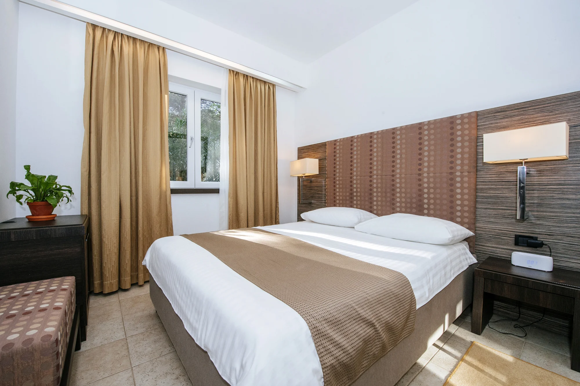 Apartmány v Dalmácii přímo u moře: možnost jídla a obří bazénový komplex