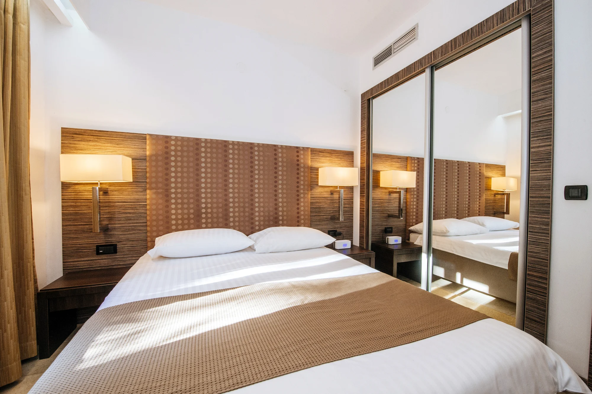 Apartmány v Dalmácii přímo u moře: možnost jídla a obří bazénový komplex