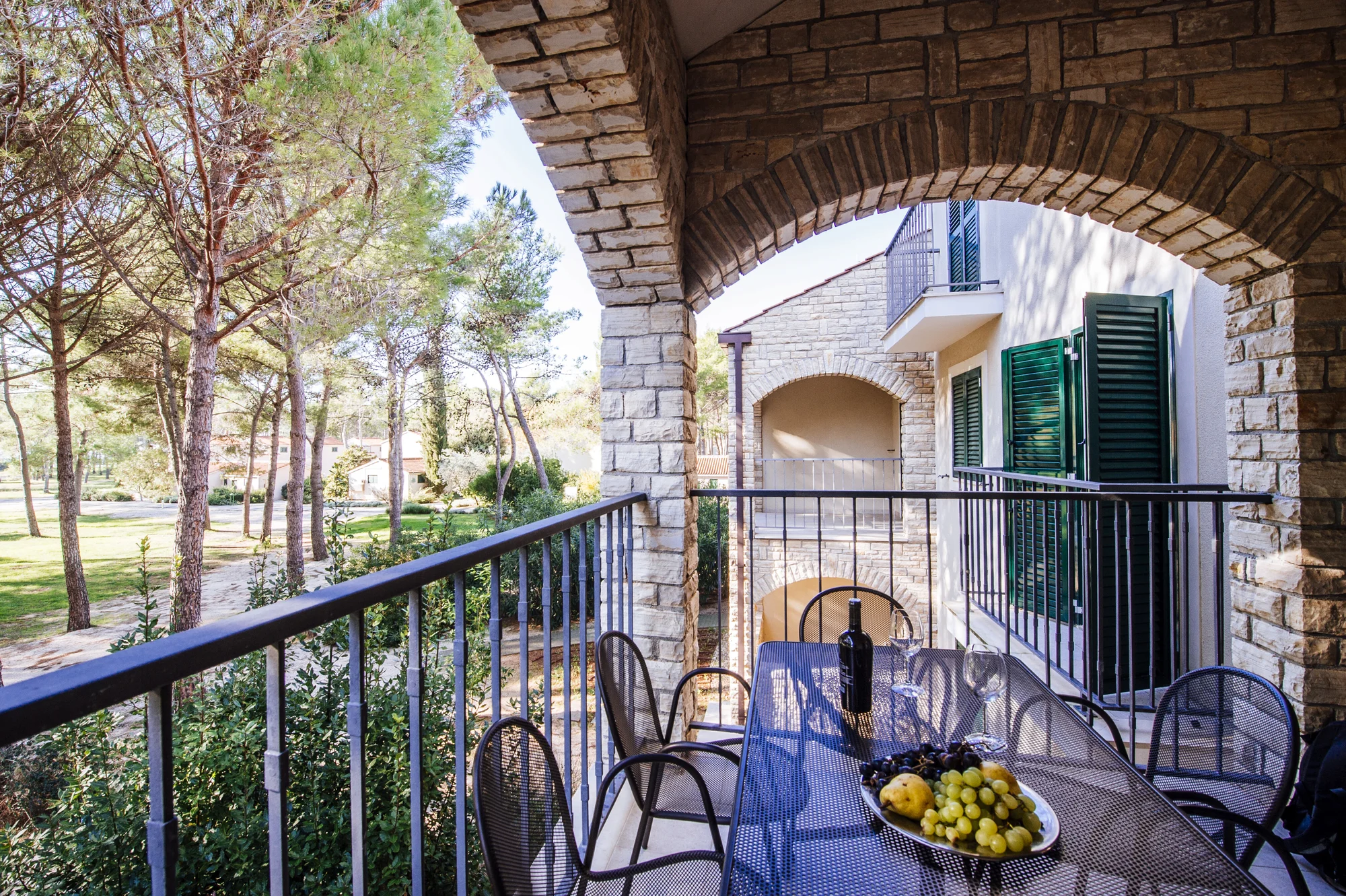 Apartmány v Dalmácii přímo u moře: možnost jídla a obří bazénový komplex