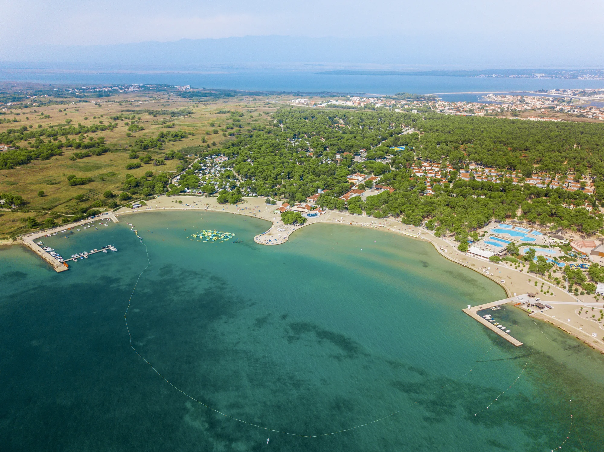 Apartmány v Dalmácii přímo u moře: možnost jídla a obří bazénový komplex