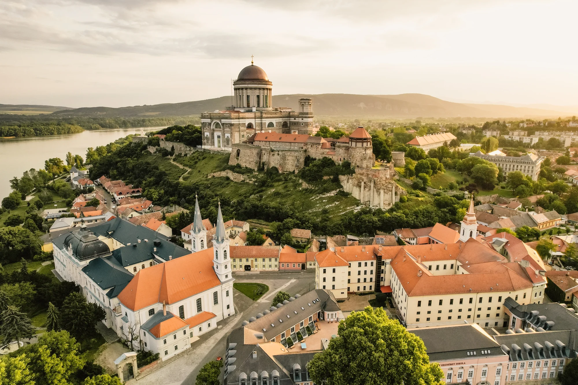 Relax u Ostřihomi: polopenze, wellness s bazény a saunami, Xbox herna i welcome drink