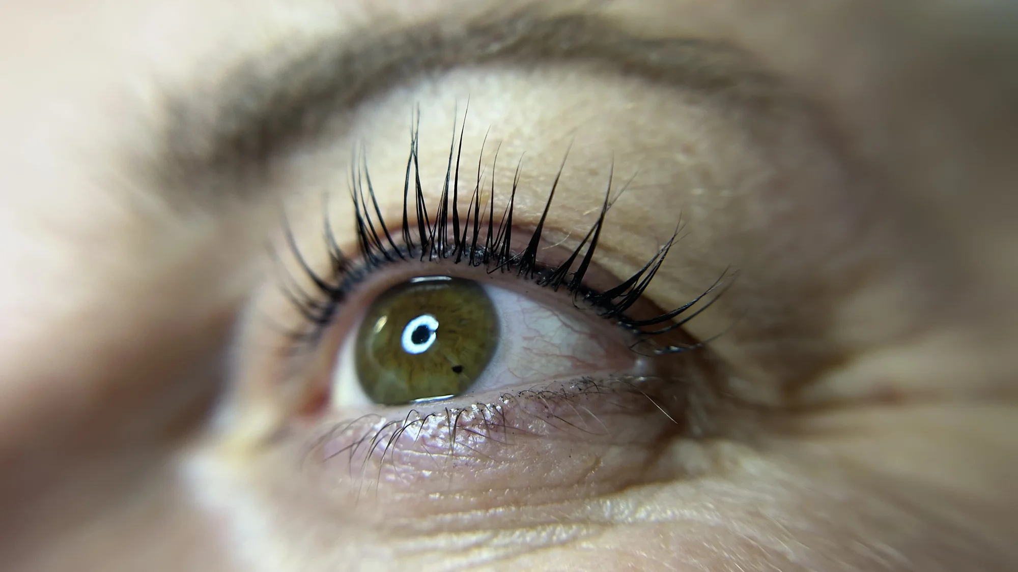 Krásná hned po probuzení: laminace obočí i lash filler