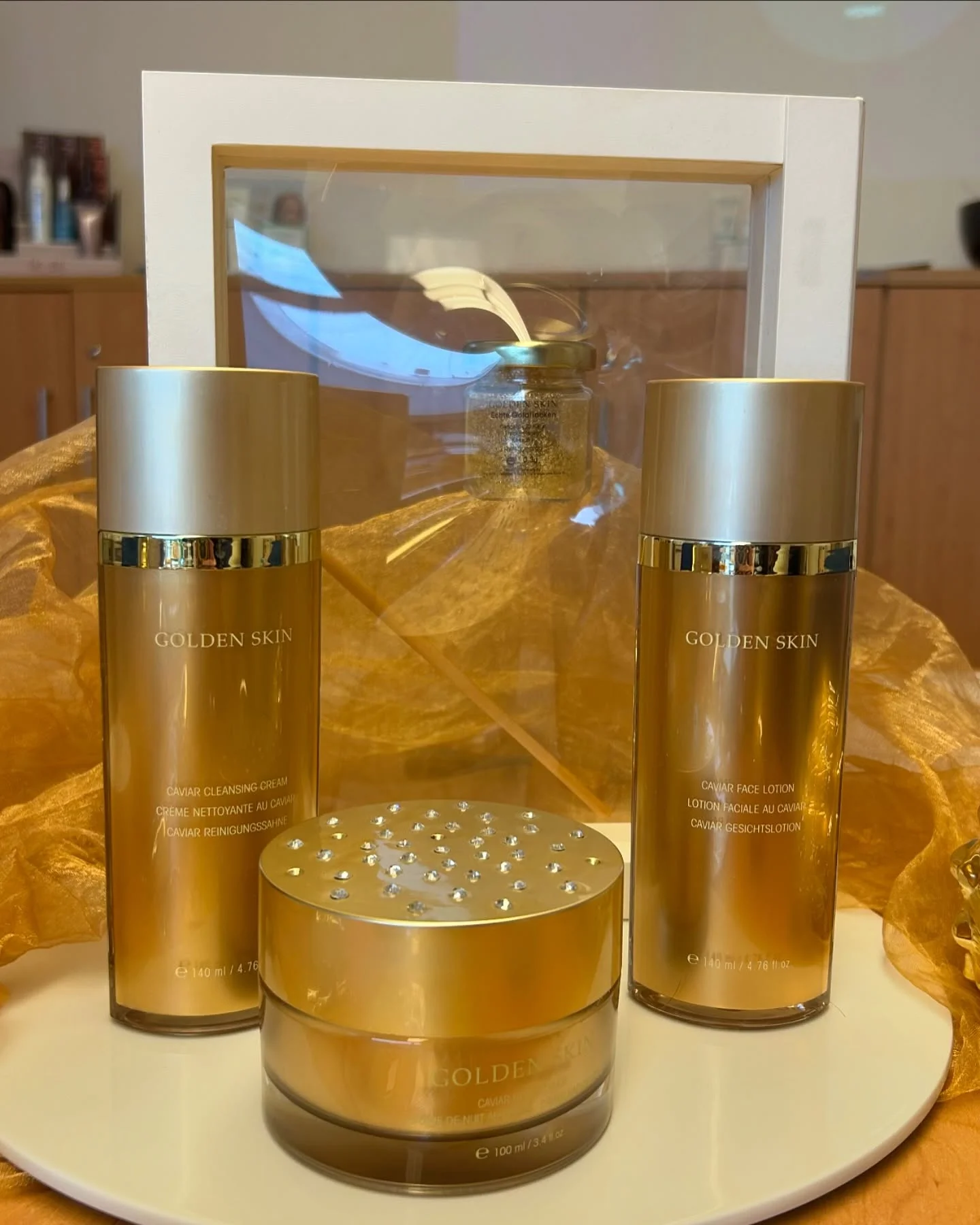 Komplexní kosmetické ošetření nebo péče Golden skin s kaviárem a zlatem