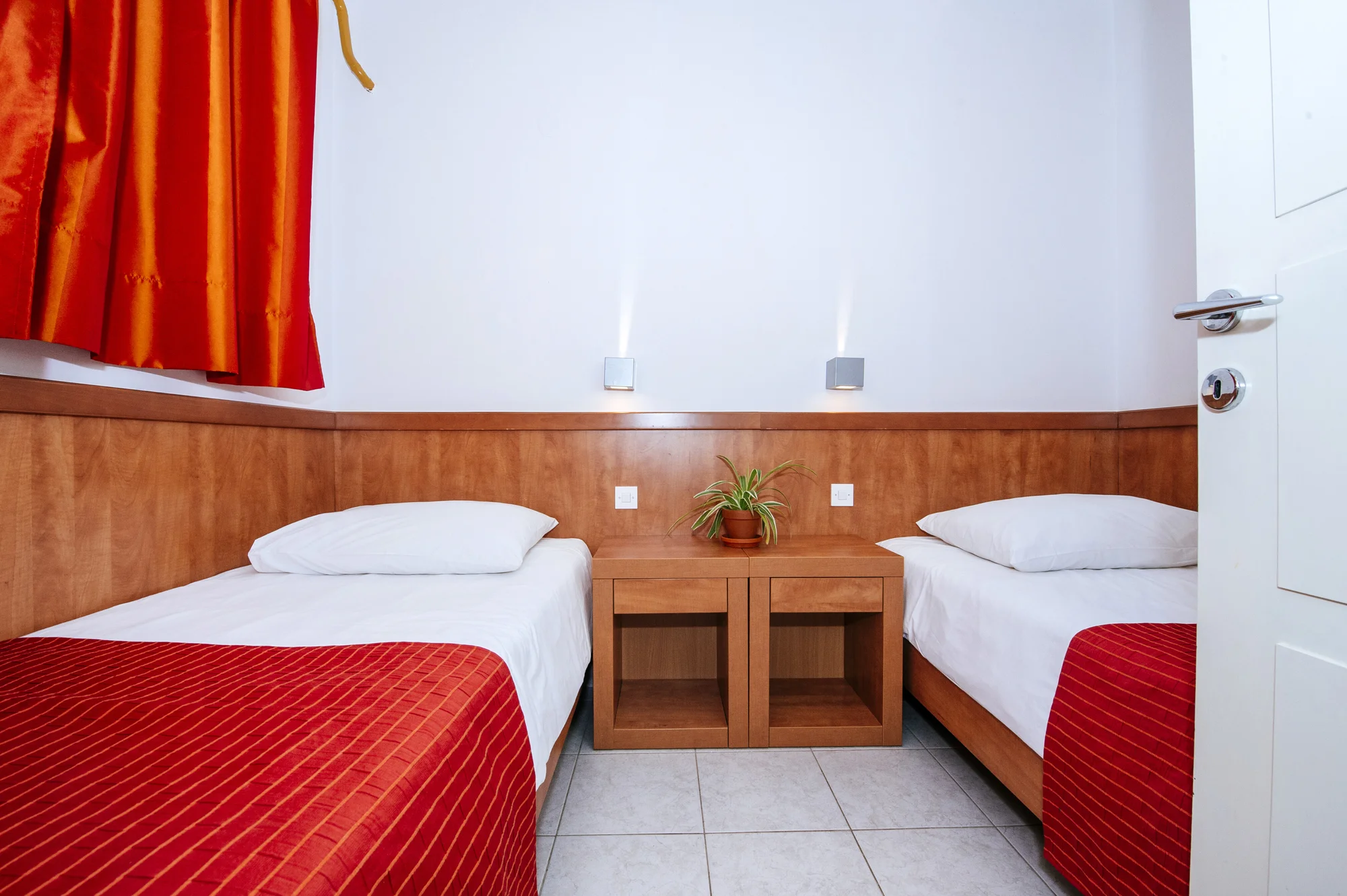 Prázdninový areál v Chorvatsku: studio či apartmán až pro 5 os., pláž a bazénový komplex