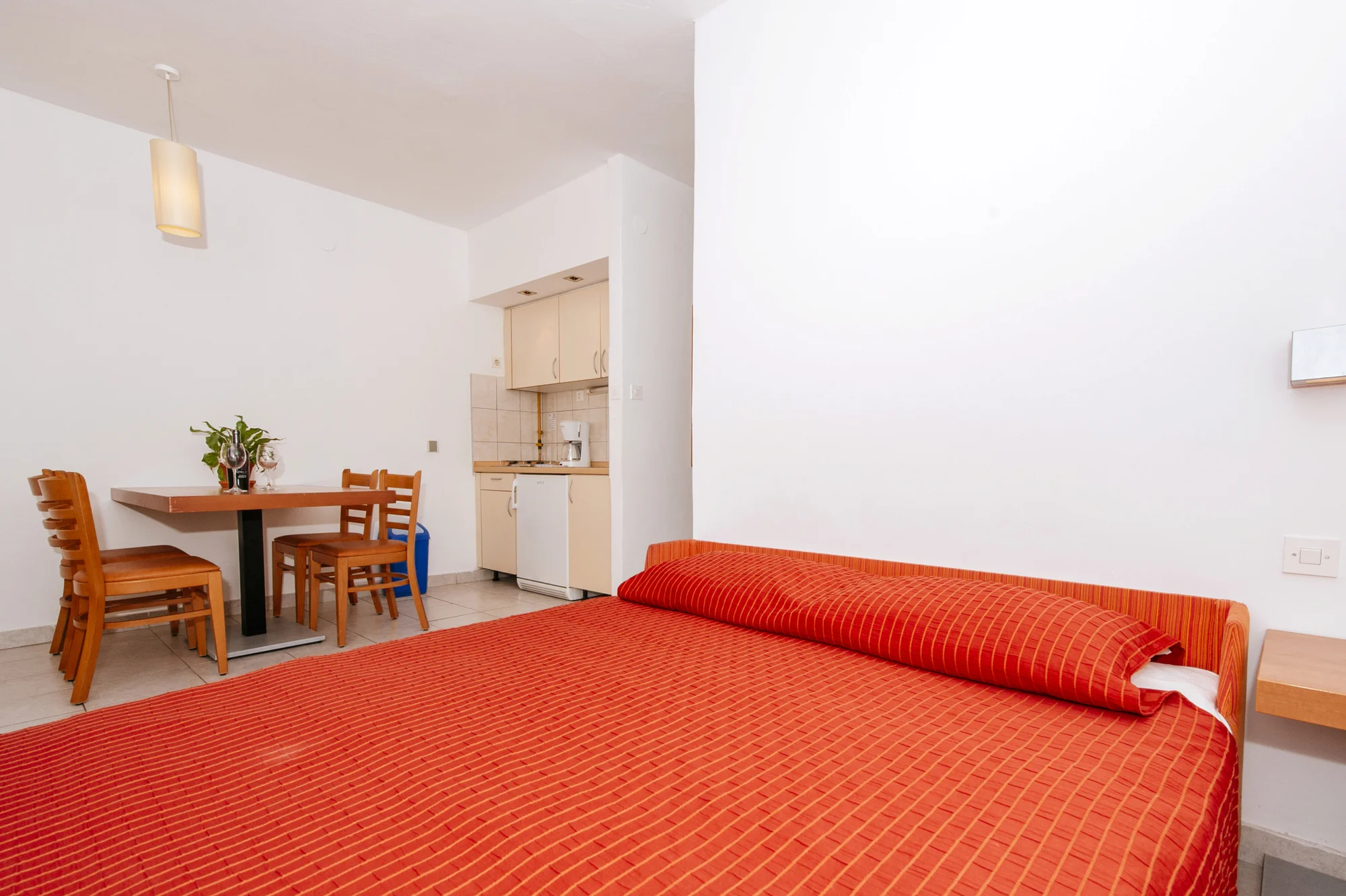 Prázdninový areál v Chorvatsku: studio či apartmán až pro 5 os., pláž a bazénový komplex