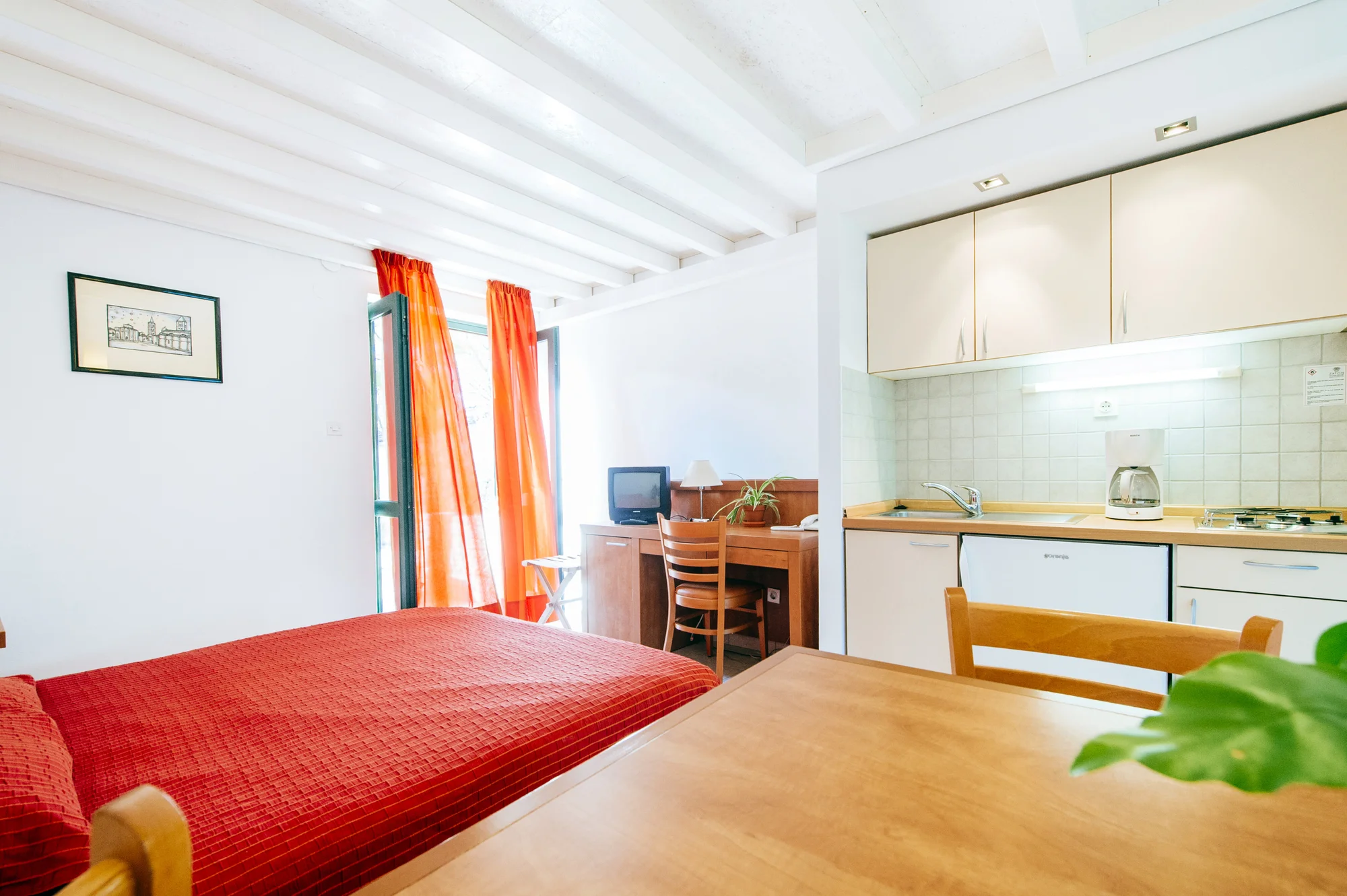 Prázdninový areál v Chorvatsku: studio či apartmán až pro 5 os., pláž a bazénový komplex