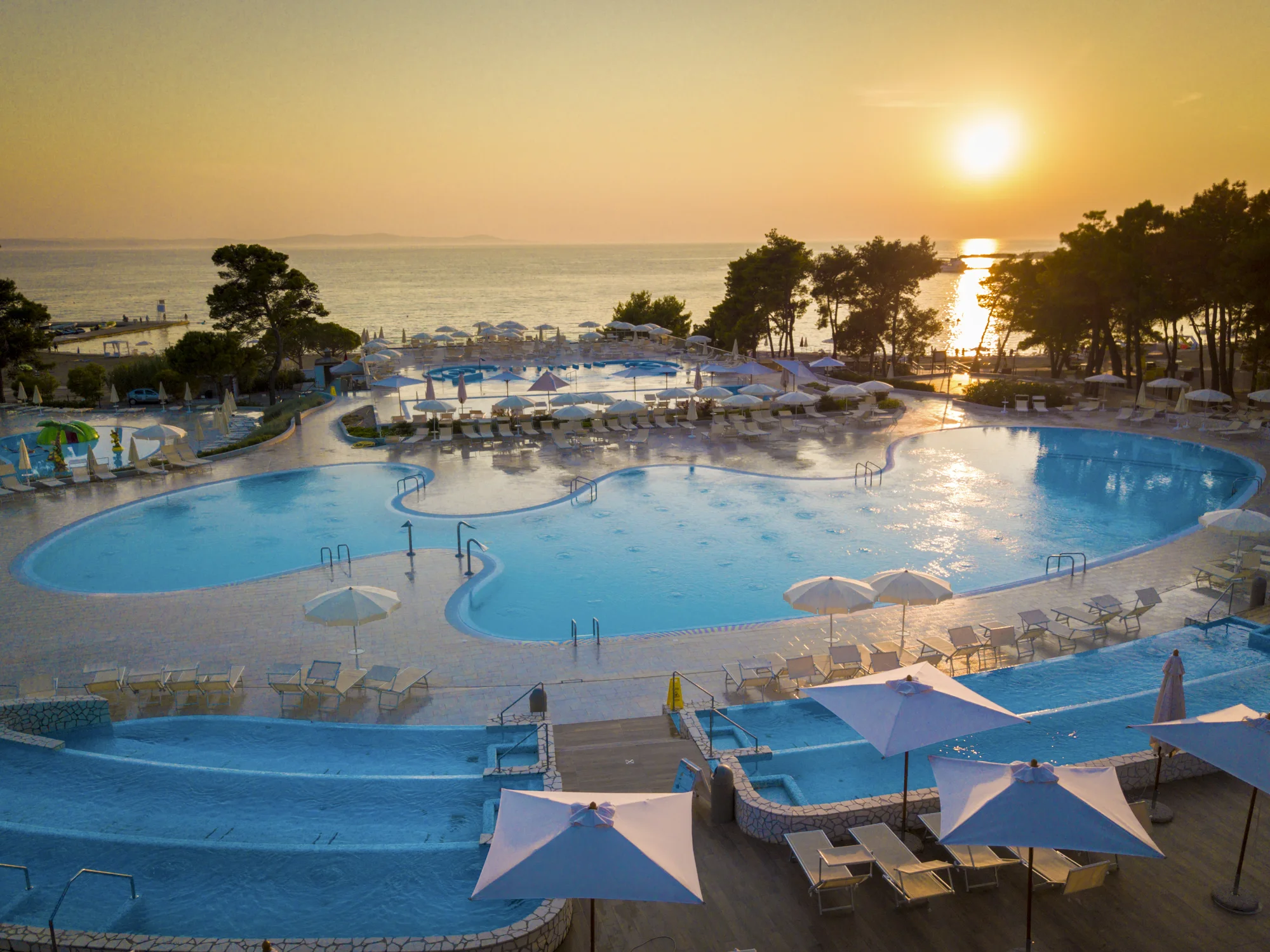 Prázdninový areál v Chorvatsku: studio či apartmán až pro 5 os., pláž a bazénový komplex