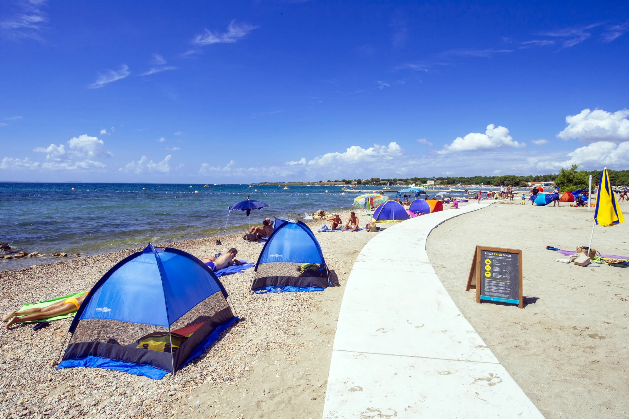 Prázdninový areál v Chorvatsku: studio či apartmán až pro 5 os., pláž a bazénový komplex