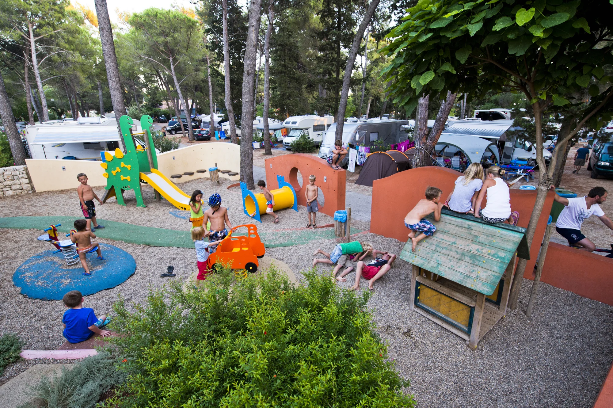 Prázdninový areál v Chorvatsku: studio či apartmán až pro 5 os., pláž a bazénový komplex