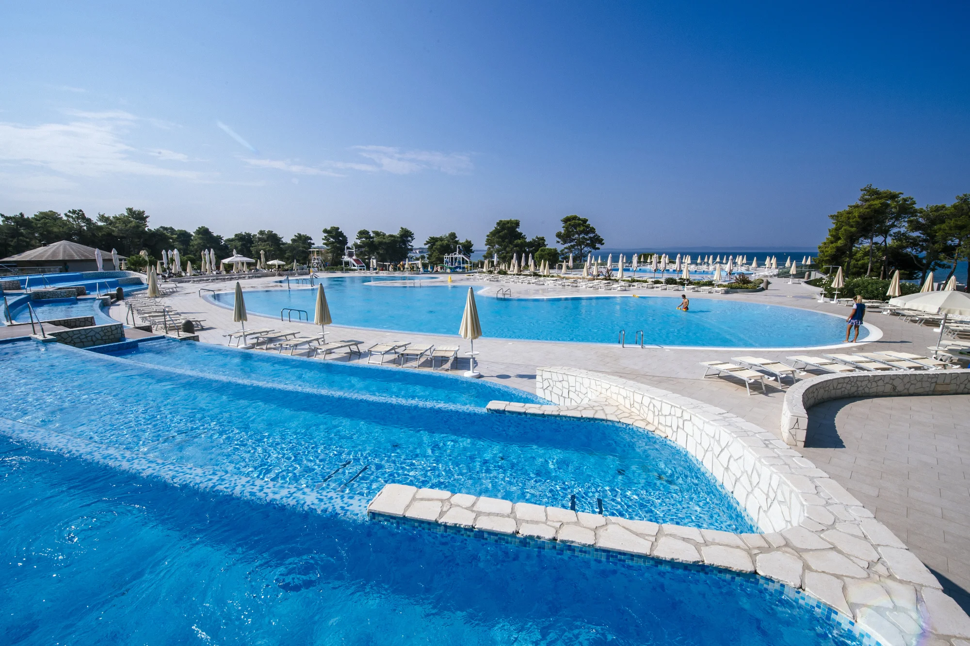 Prázdninový areál v Chorvatsku: studio či apartmán až pro 5 os., pláž a bazénový komplex