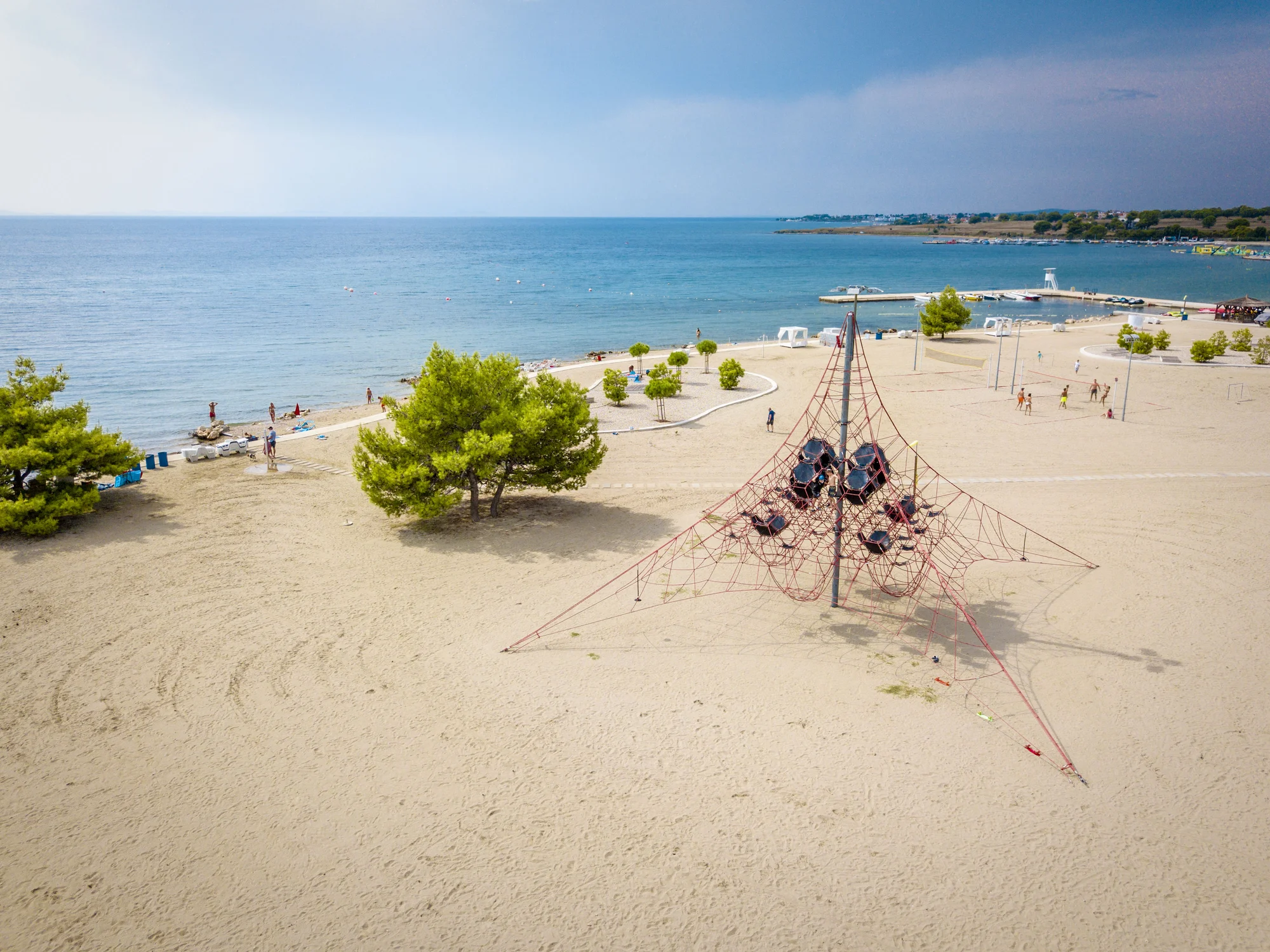 Prázdninový areál v Chorvatsku: studio či apartmán až pro 5 os., pláž a bazénový komplex