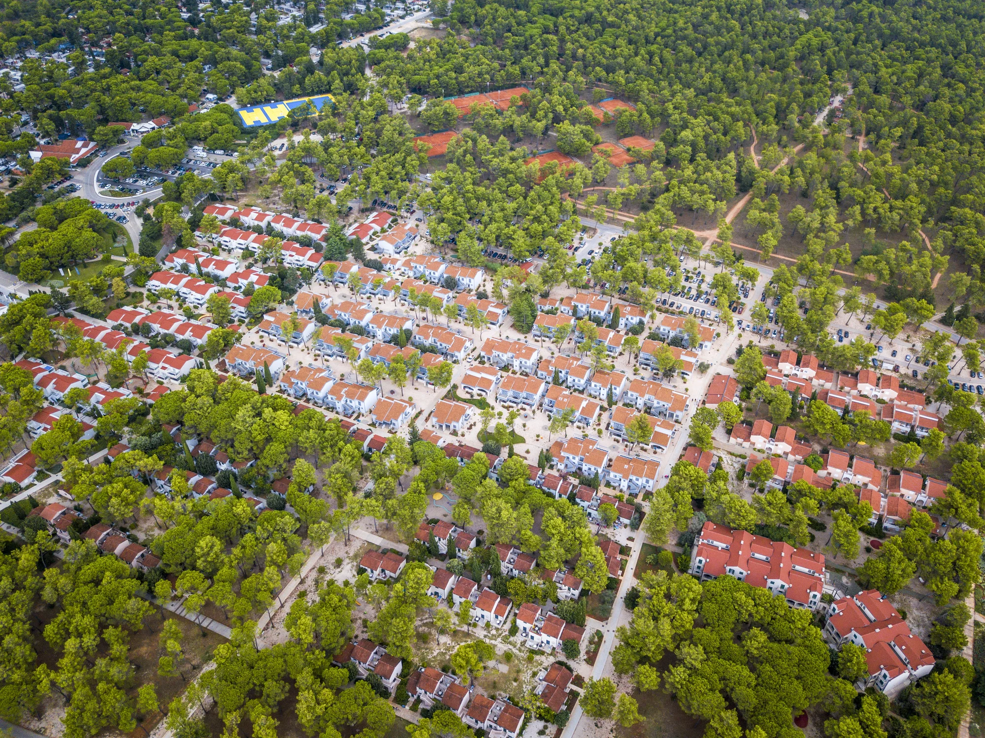 Prázdninový areál v Chorvatsku: studio či apartmán až pro 5 os., pláž a bazénový komplex