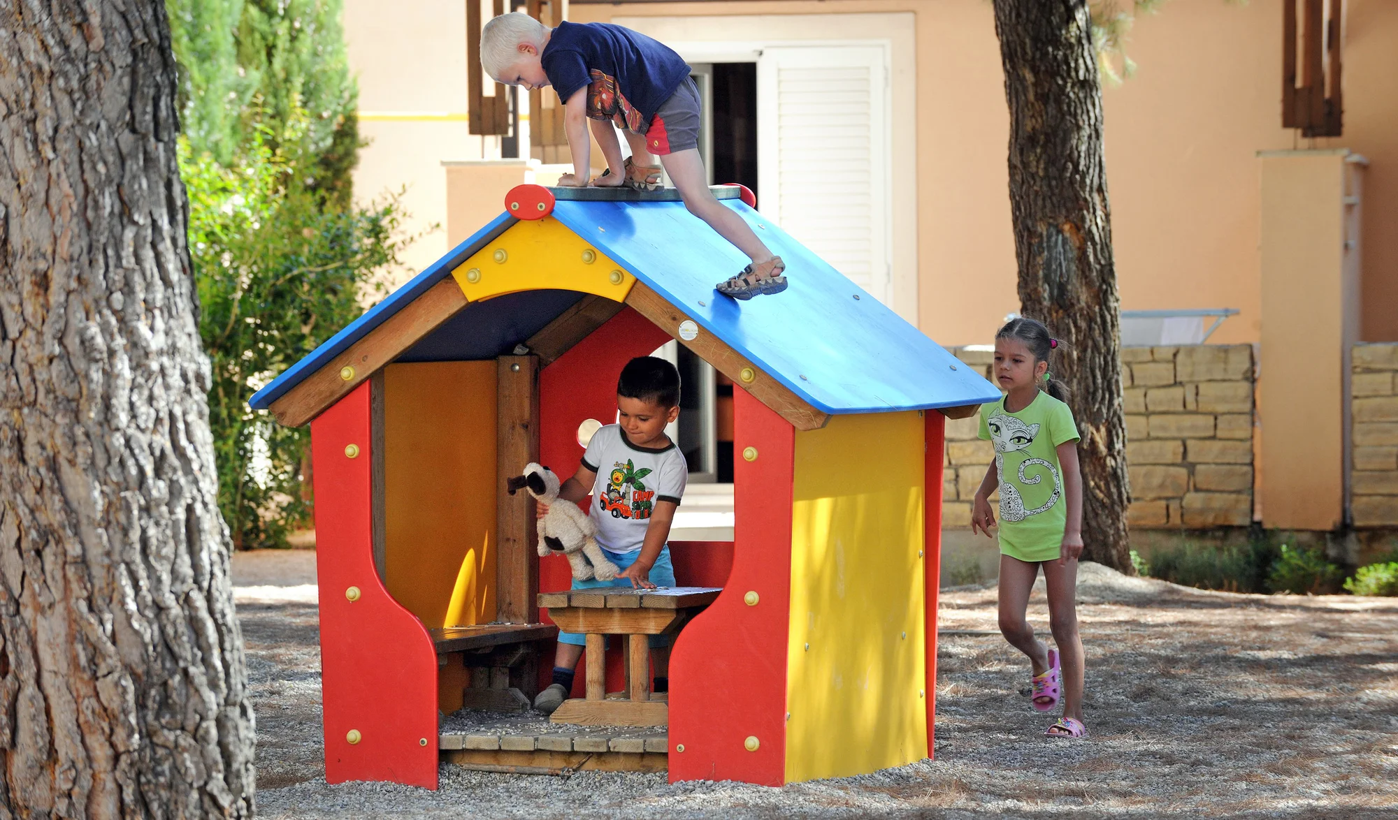 Apartmány v Dalmácii přímo u moře: možnost jídla a obří bazénový komplex