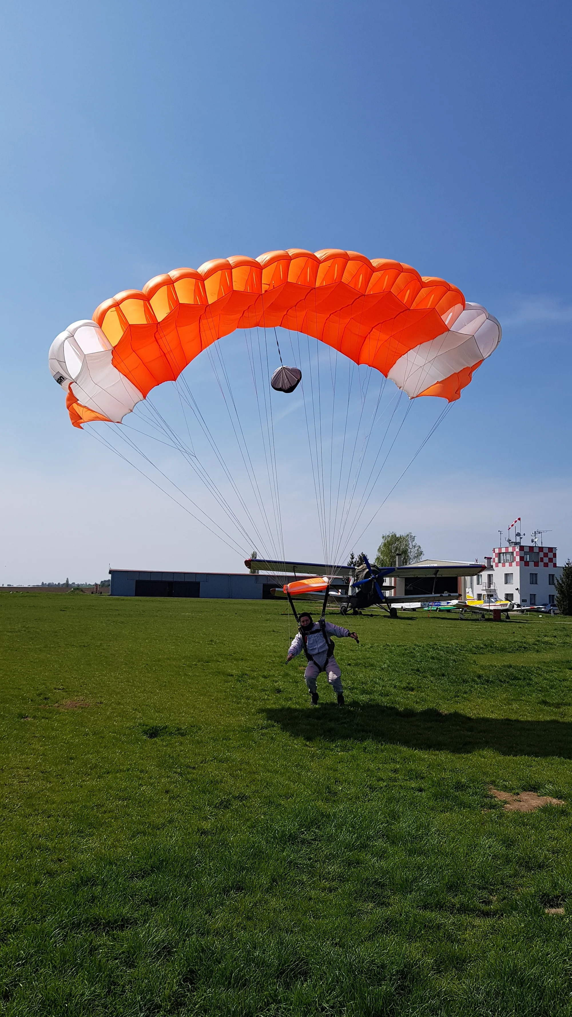 Tandemový seskok s padákem z výšky 3 200 m i vč. videozáznamu