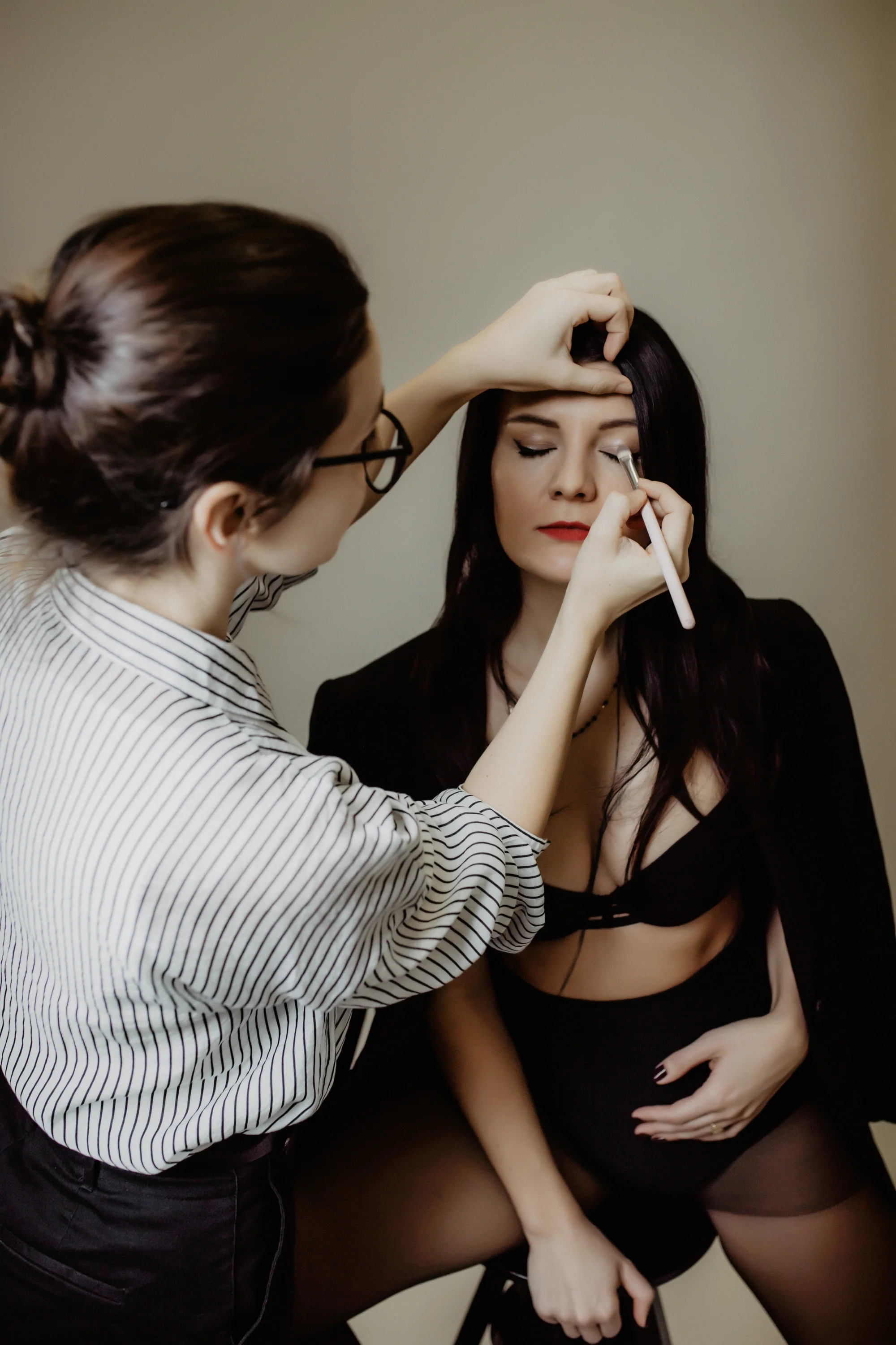 Glamour a Hollywood focení v ateliéru, vč. varianty s líčením a účesem (60–⁠⁠⁠⁠⁠⁠120 minut)