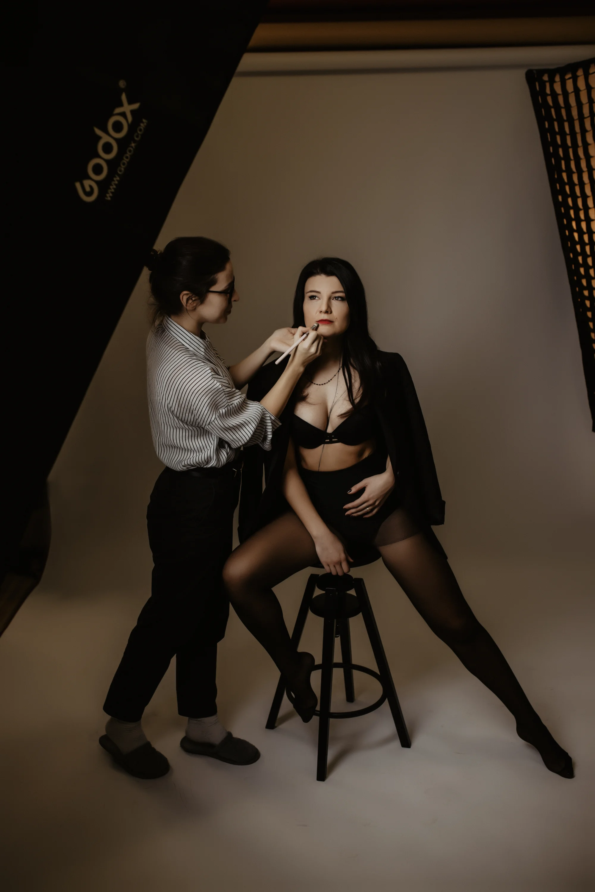 Glamour a Hollywood focení v ateliéru, vč. varianty s líčením a účesem (60–⁠⁠⁠⁠⁠⁠120 minut)