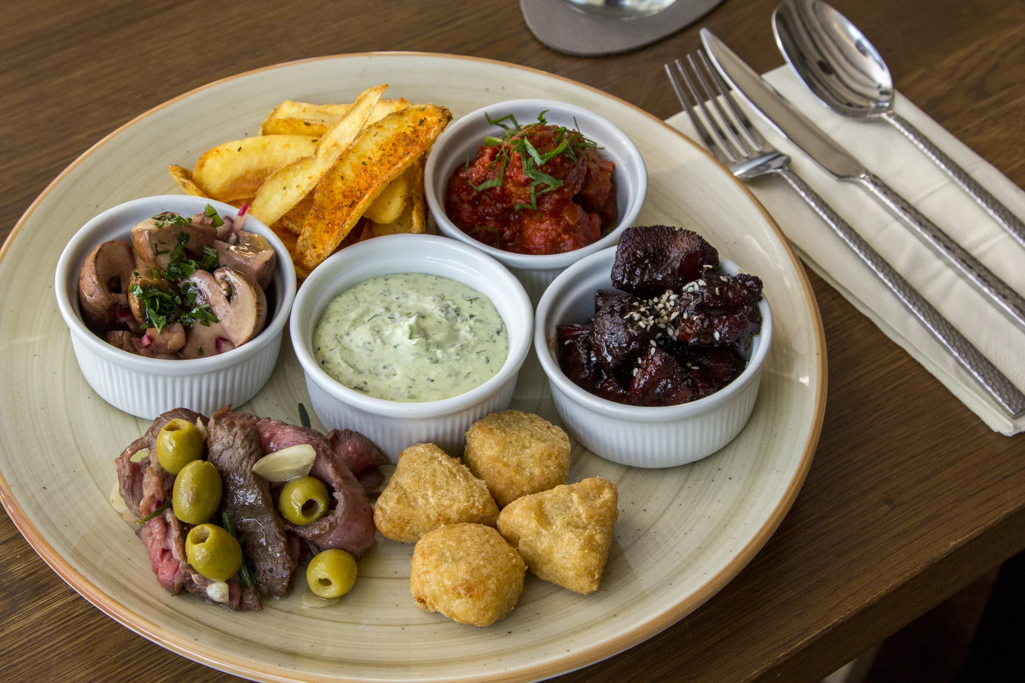 Stmívání s chutí tapas: masové nebo vegetariánské pro 2 osoby, marinované hovězí, bůček i nakládaná feta