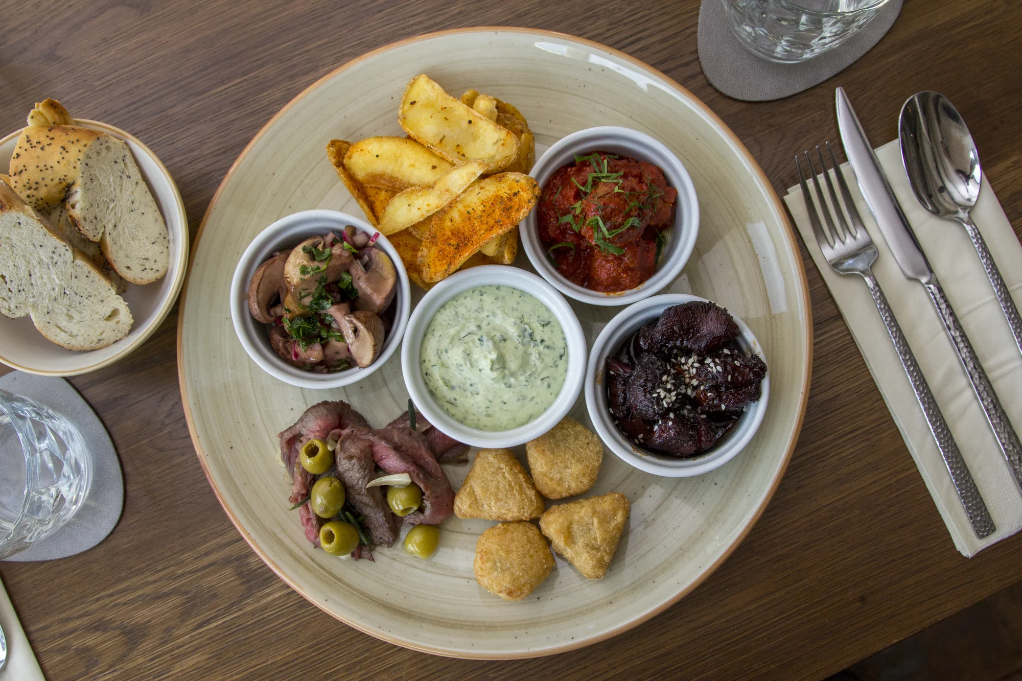 Stmívání s chutí tapas: masové nebo vegetariánské pro 2 osoby, marinované hovězí, bůček i nakládaná feta