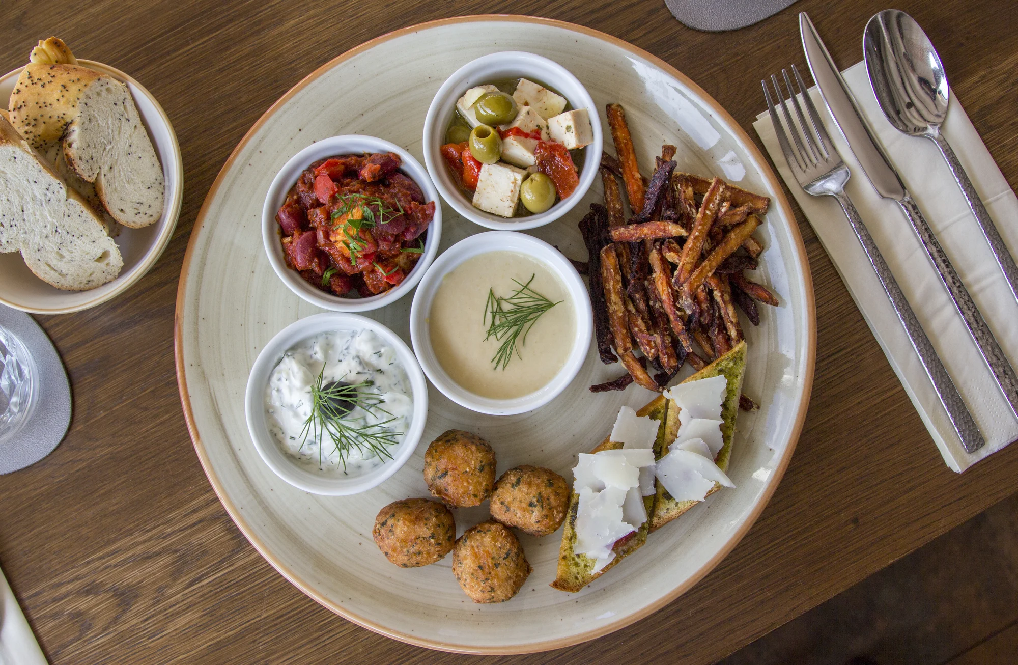Stmívání s chutí tapas: masové nebo vegetariánské pro 2 osoby, marinované hovězí, bůček i nakládaná feta