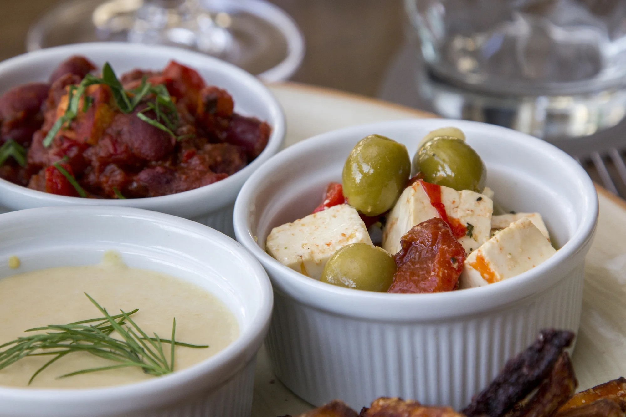Stmívání s chutí tapas: masové nebo vegetariánské pro 2 osoby, marinované hovězí, bůček i nakládaná feta