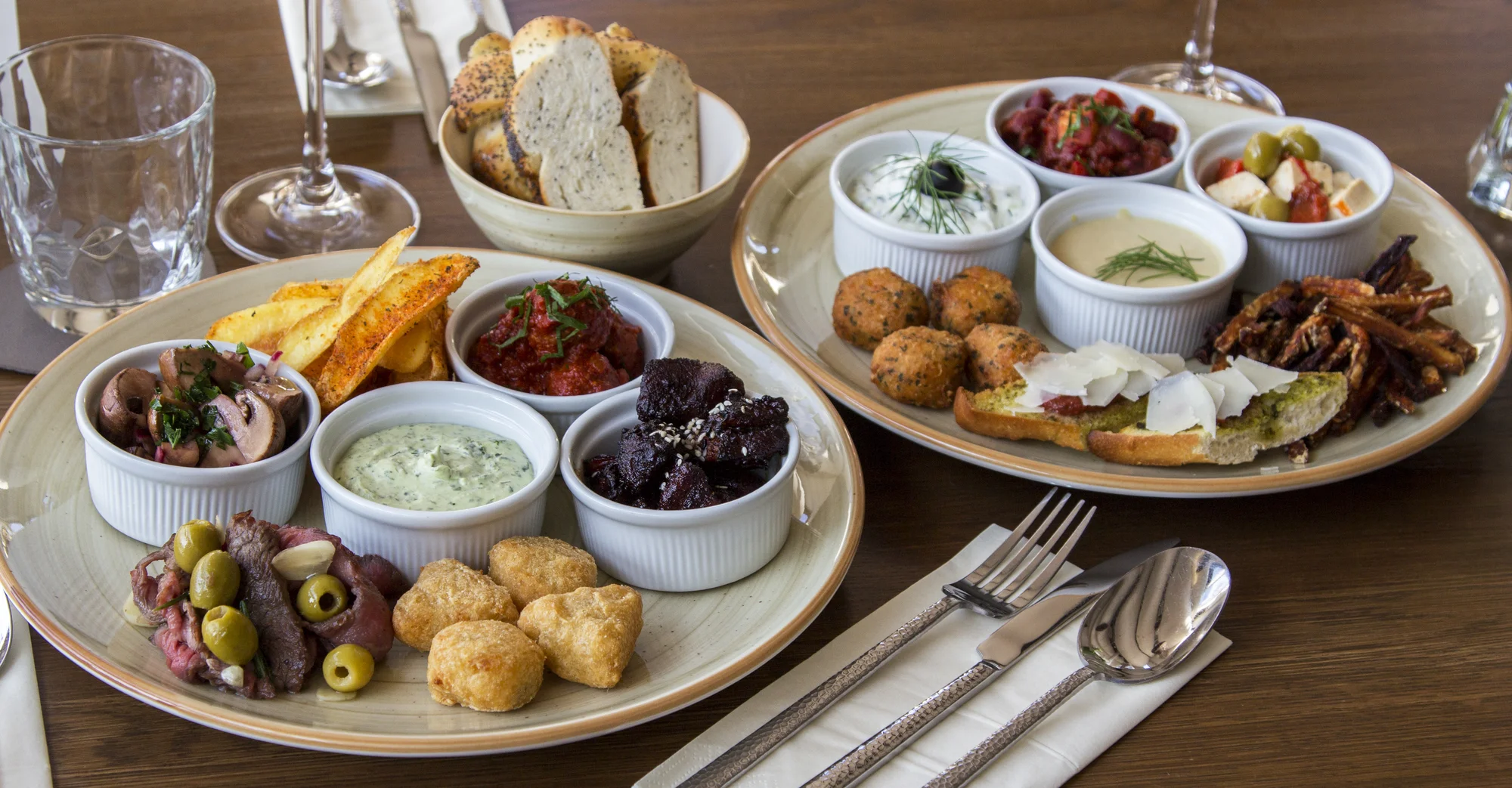 Stmívání s chutí tapas: masové nebo vegetariánské pro 2 osoby, marinované hovězí, bůček i nakládaná feta