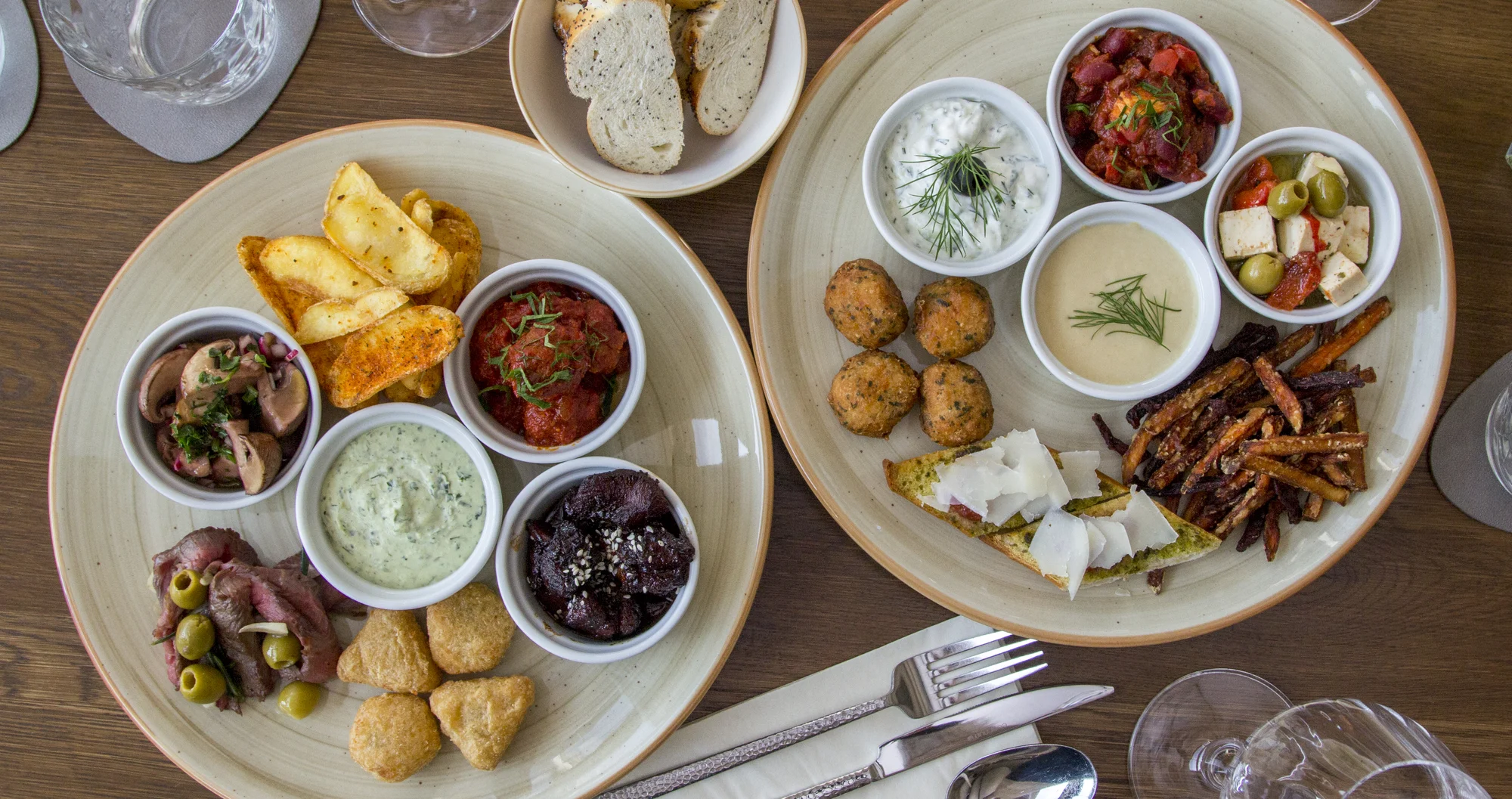 Stmívání s chutí tapas: masové nebo vegetariánské pro 2 osoby, marinované hovězí, bůček i nakládaná feta