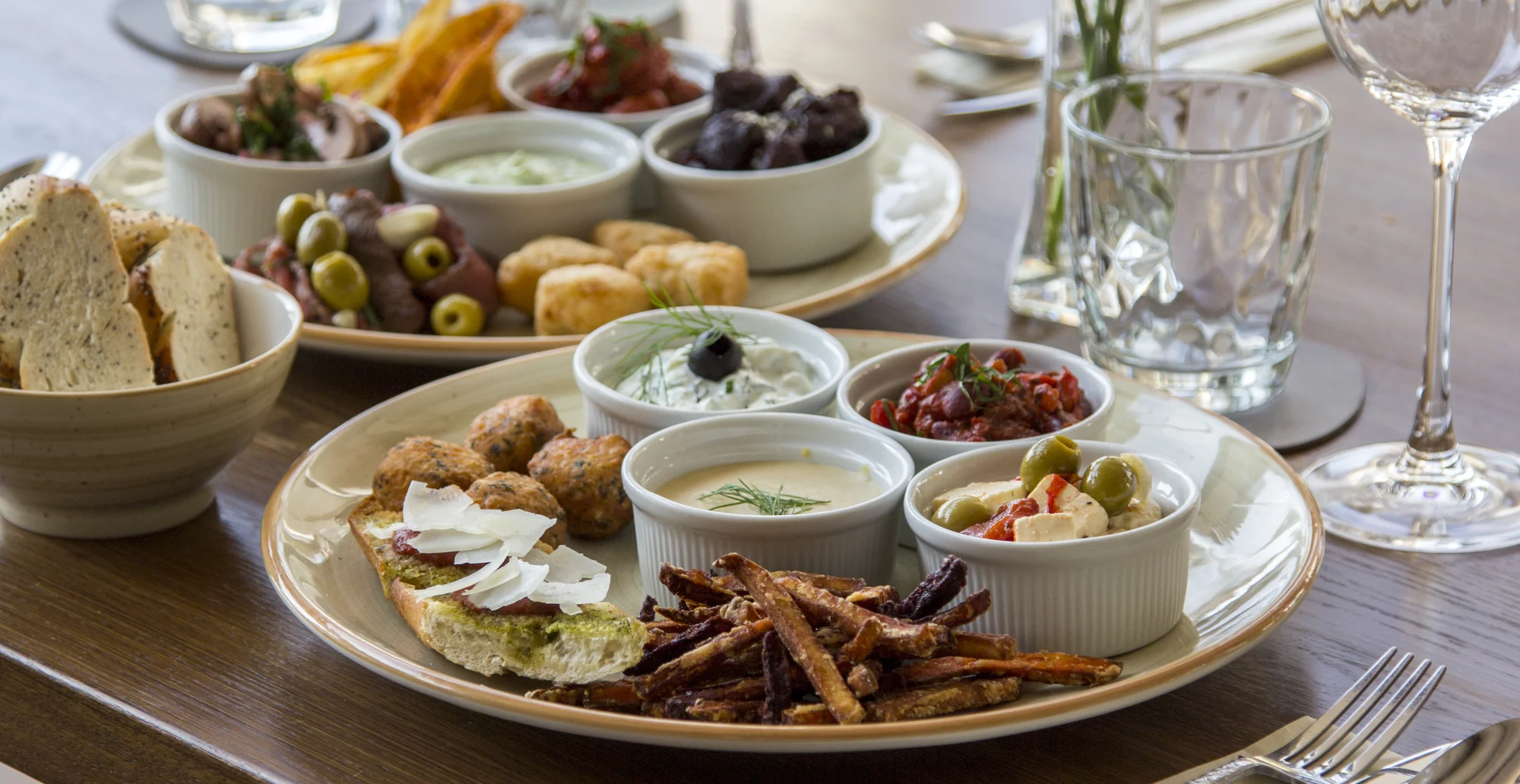 Stmívání s chutí tapas: masové nebo vegetariánské pro 2 osoby, marinované hovězí, bůček i nakládaná feta