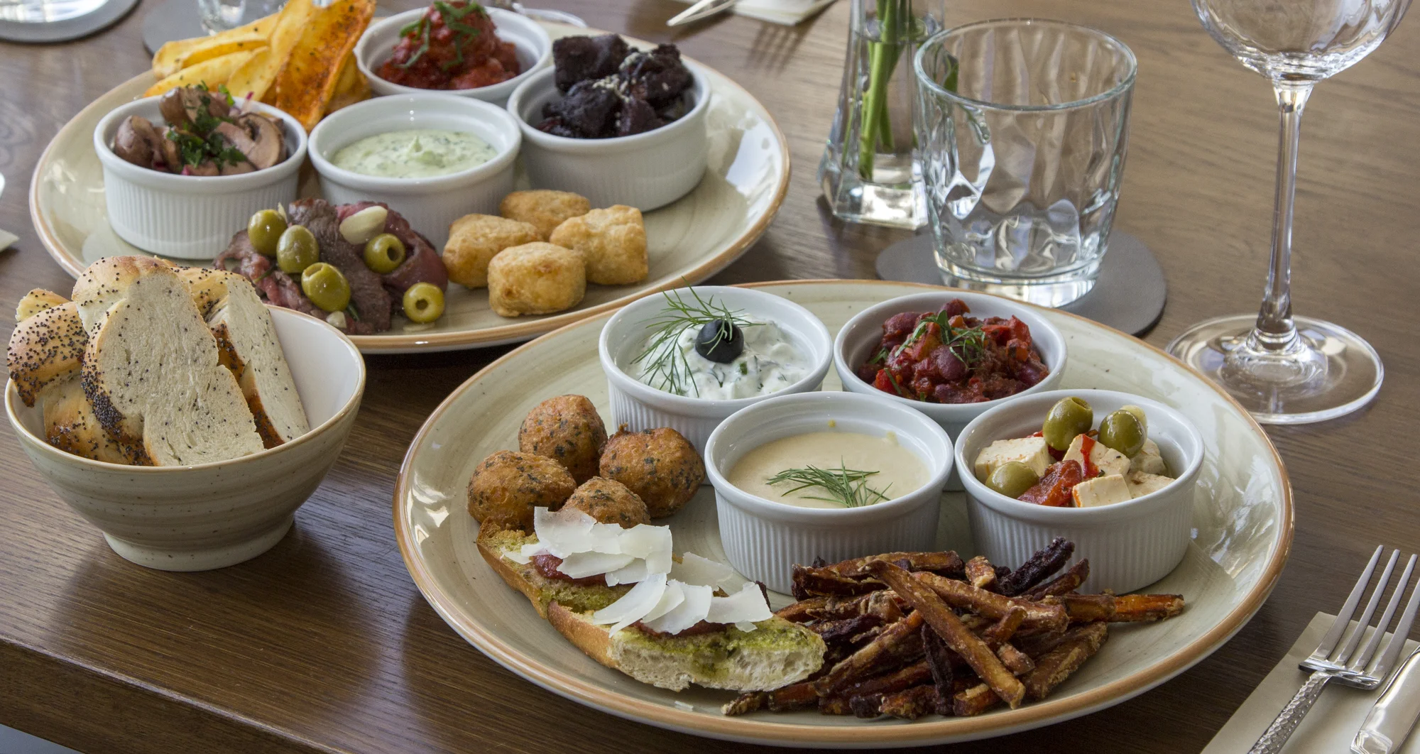 Stmívání s chutí tapas: masové nebo vegetariánské pro 2 osoby, marinované hovězí, bůček i nakládaná feta