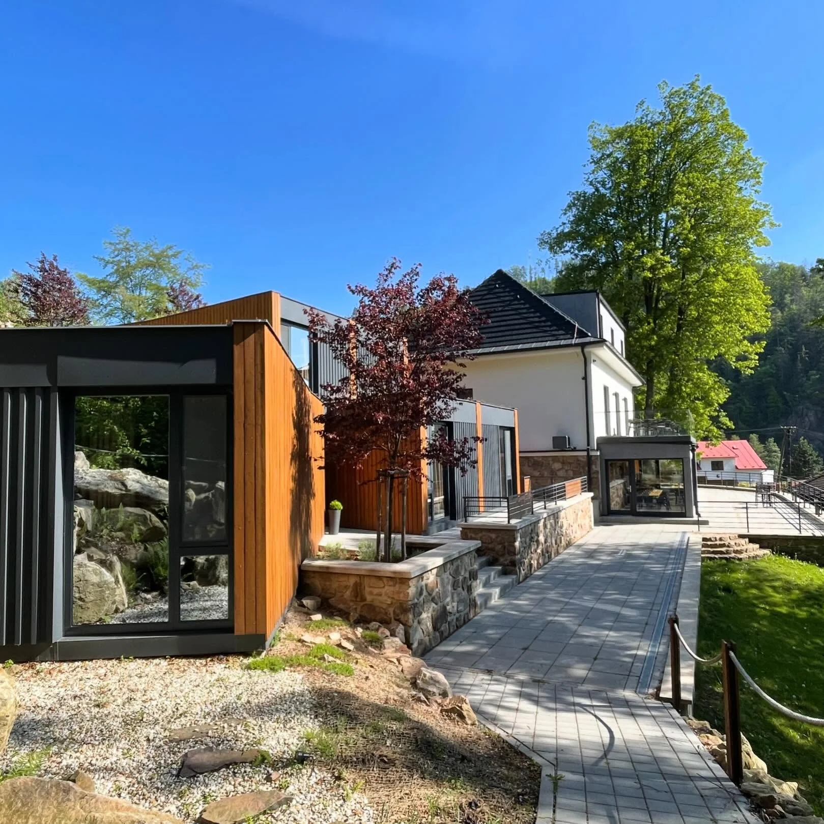 Krásný resort u přehrady Vír na Vysočině: snídaně i večeře, dřevostavby a prvorepubliková vila