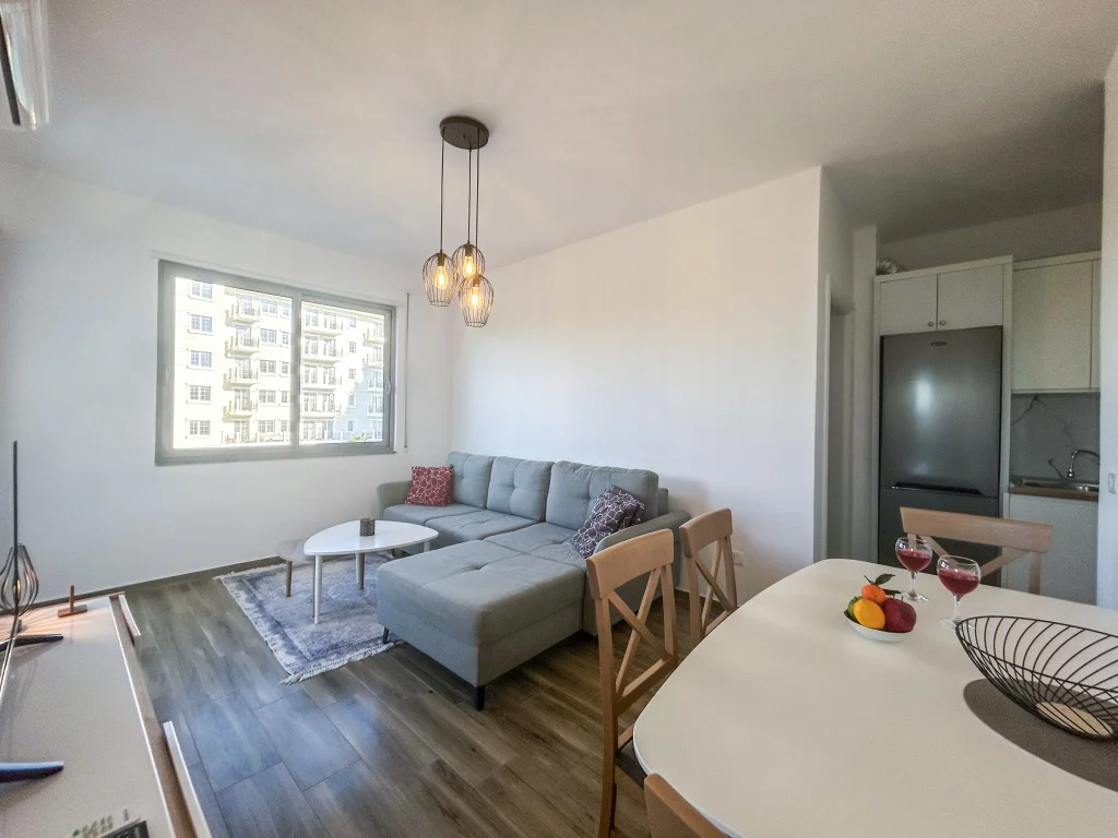 Letecky do Albánie: moderní 4* apartmán přímo u moře, letovisko Golem, výlety