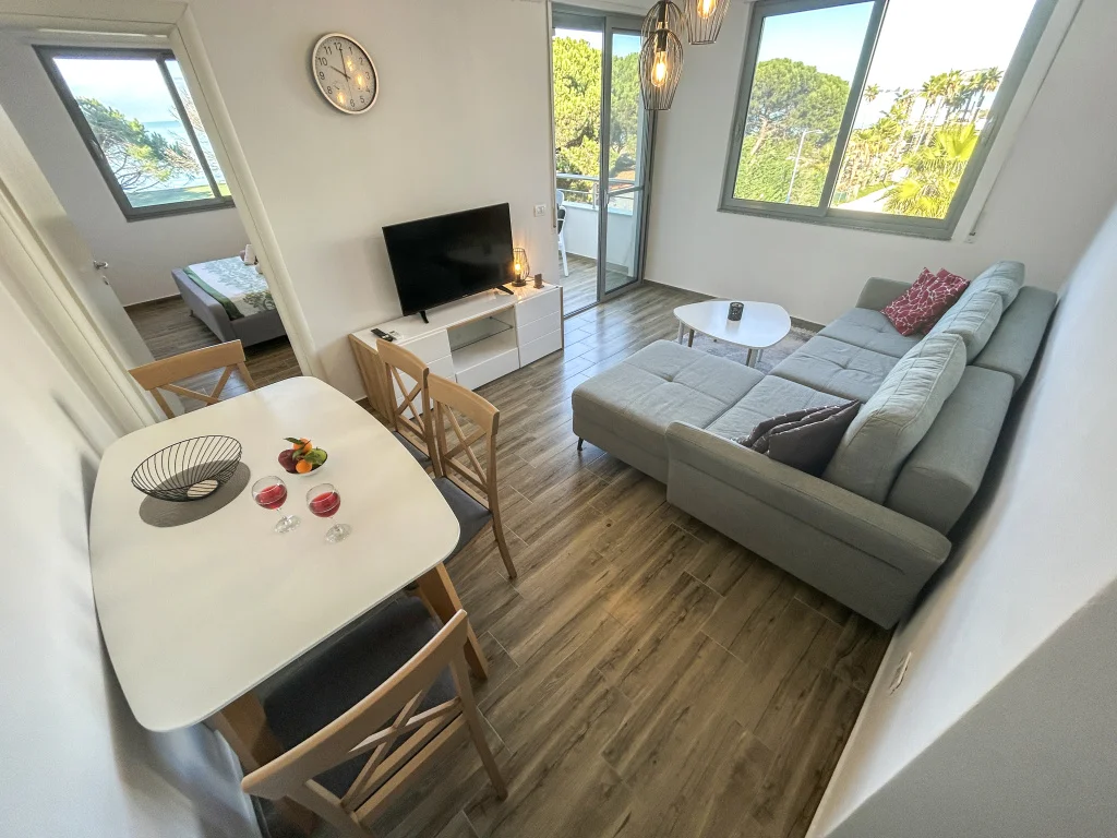 Letecky do Albánie: moderní 4* apartmán přímo u moře, letovisko Golem, výlety