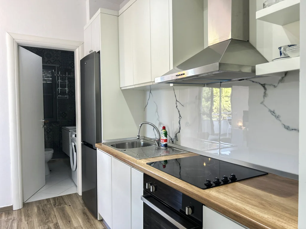 Letecky do Albánie: moderní 4* apartmán přímo u moře, letovisko Golem, výlety