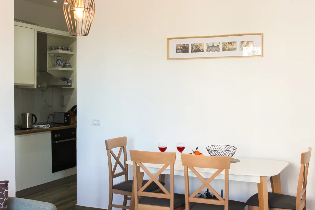 Letecky do Albánie: moderní 4* apartmán přímo u moře, letovisko Golem, výlety